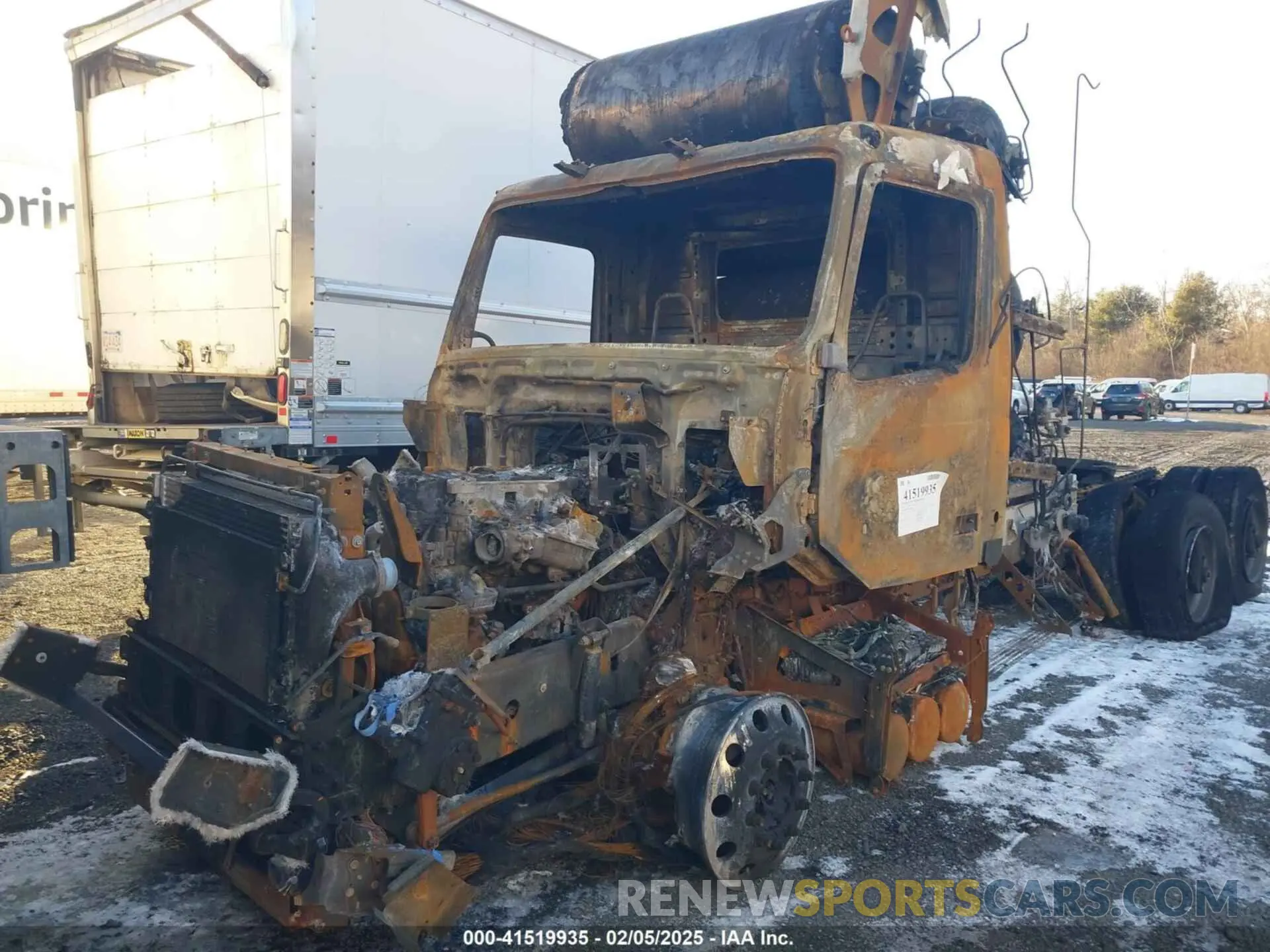2 Photograph of a damaged car 4V4NC9UG1PN335682 VOLVO VNL 2023