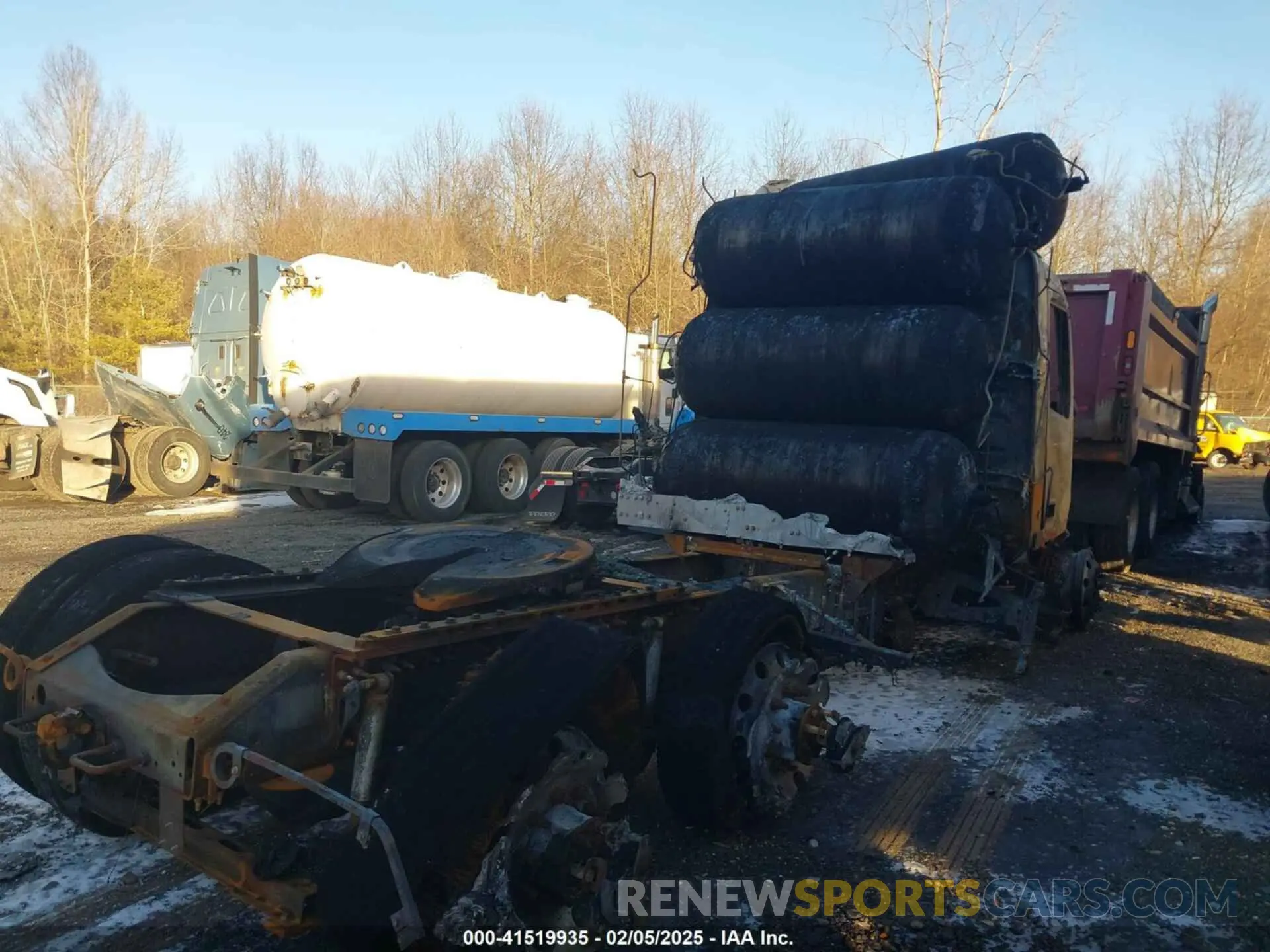 4 Photograph of a damaged car 4V4NC9UG1PN335682 VOLVO VNL 2023