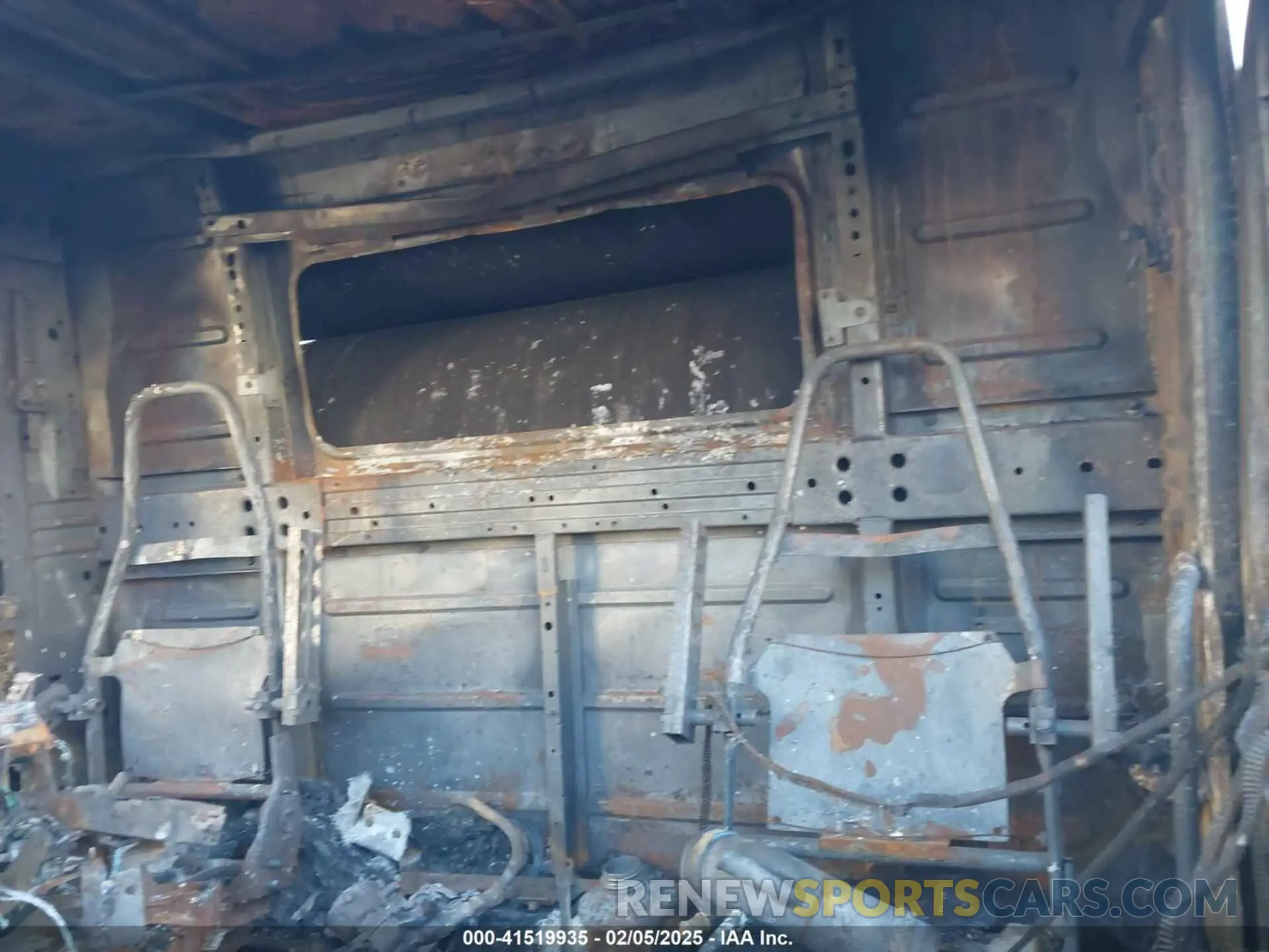 5 Photograph of a damaged car 4V4NC9UG1PN335682 VOLVO VNL 2023