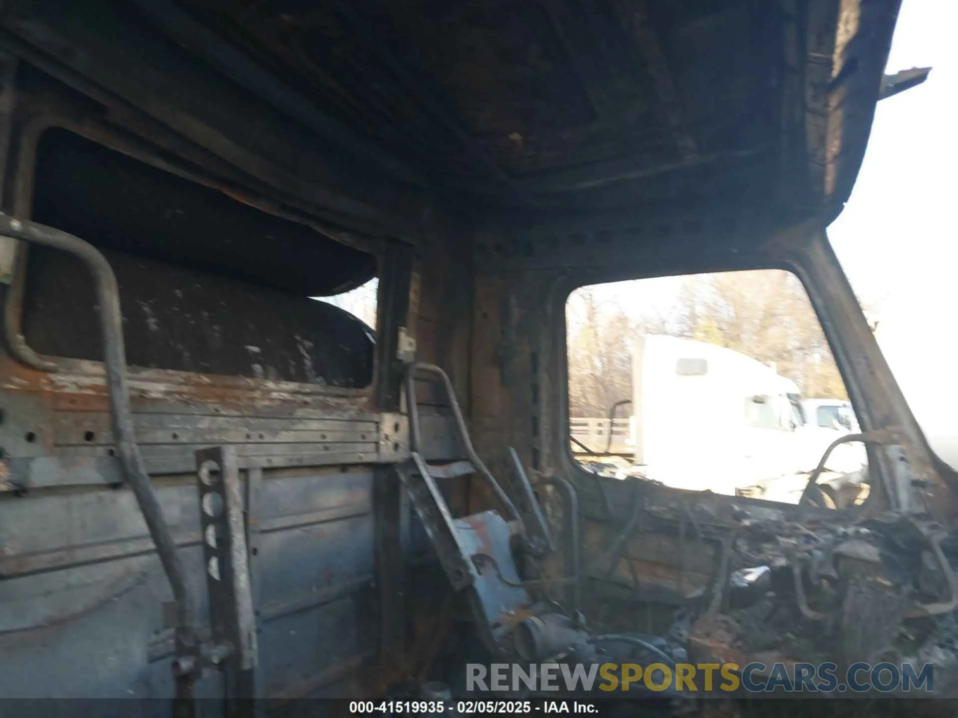 7 Photograph of a damaged car 4V4NC9UG1PN335682 VOLVO VNL 2023