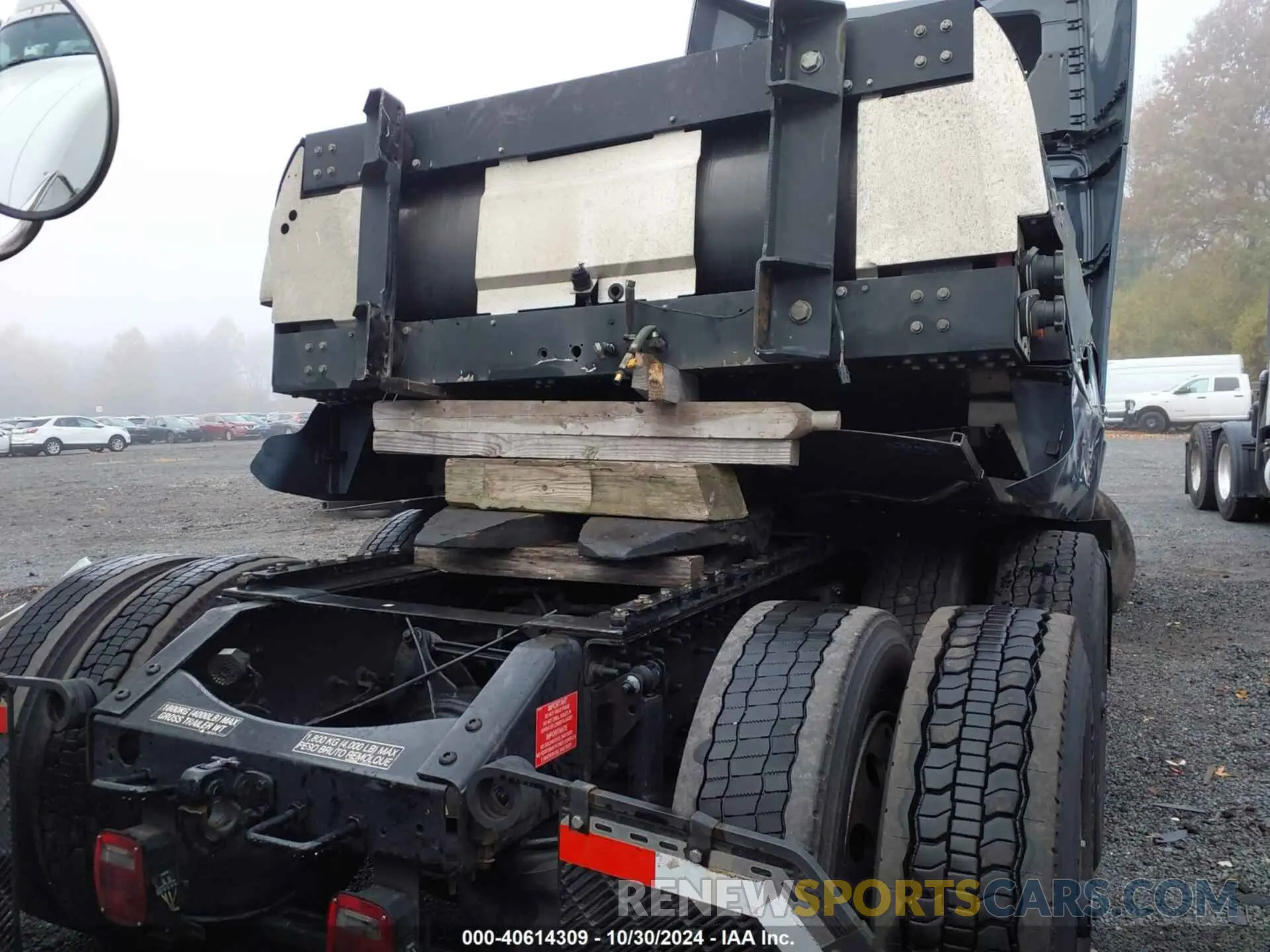 19 Photograph of a damaged car 4V4NC9UGXPN335616 VOLVO VNL 2023