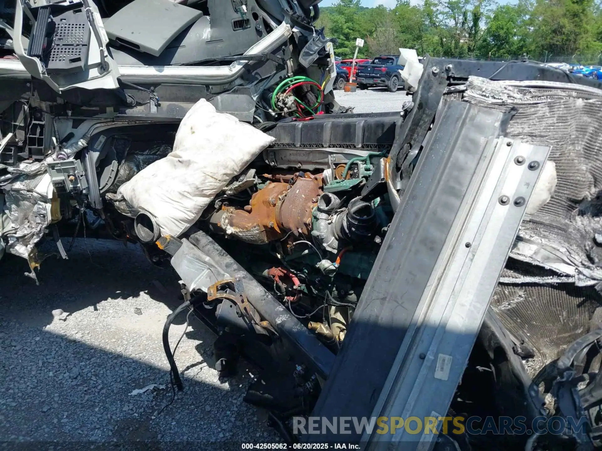 14 Photograph of a damaged car 4V4NC9EH2RN642157 VOLVO VNL 2024