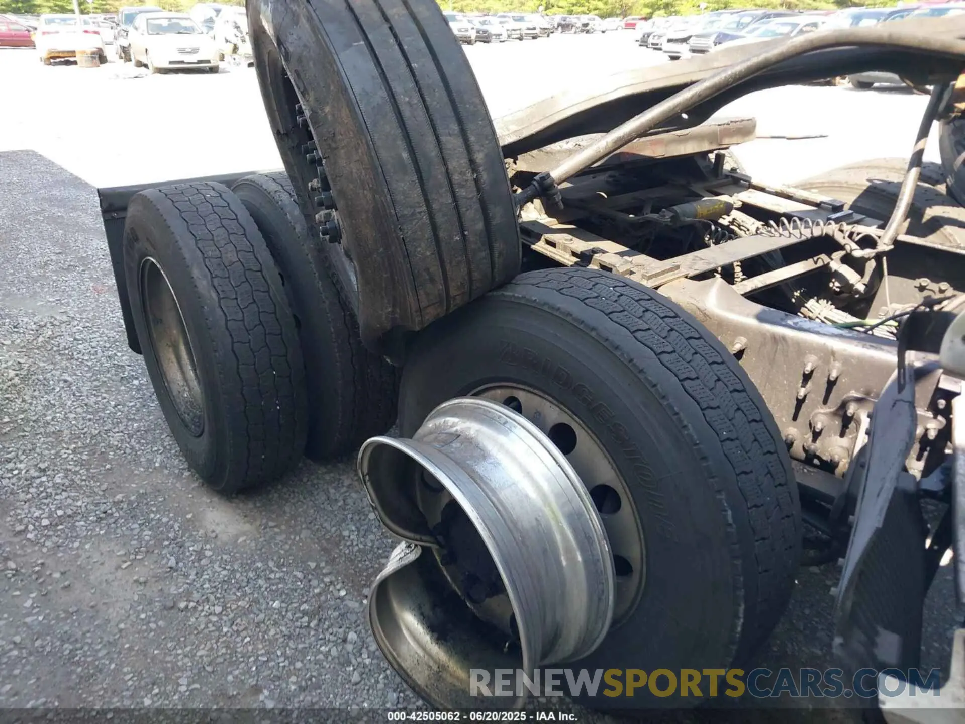 16 Photograph of a damaged car 4V4NC9EH2RN642157 VOLVO VNL 2024
