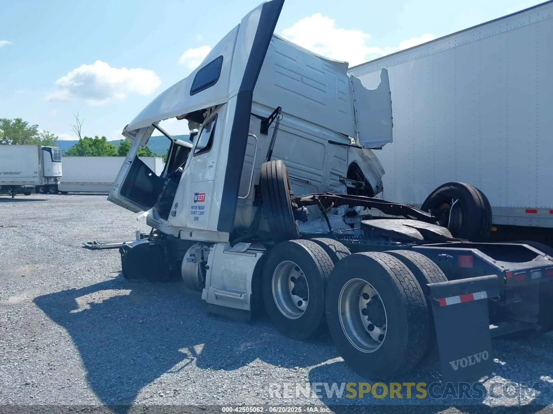 3 Photograph of a damaged car 4V4NC9EH2RN642157 VOLVO VNL 2024