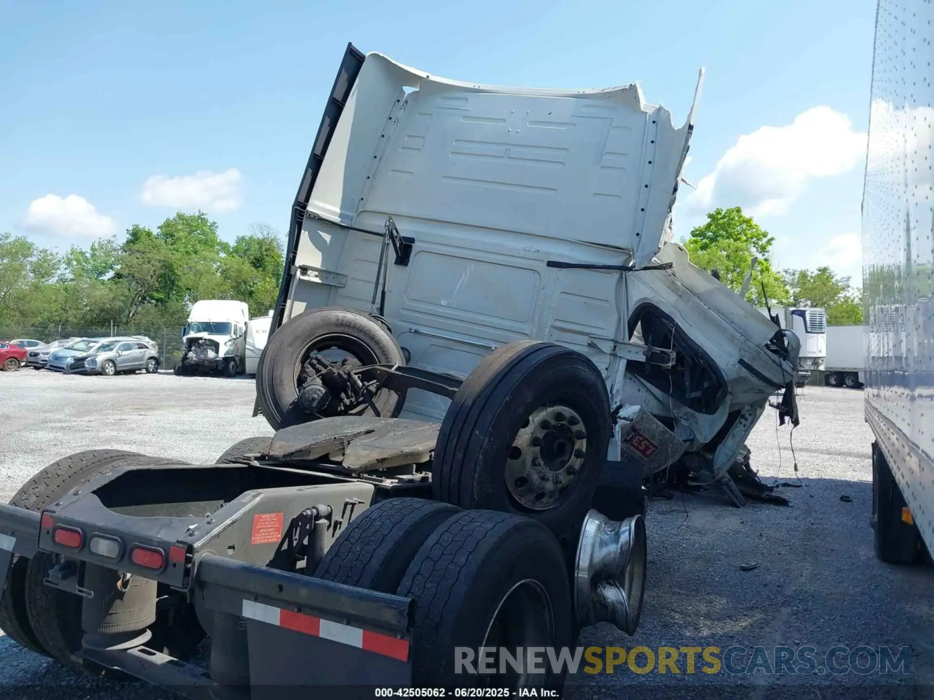 4 Photograph of a damaged car 4V4NC9EH2RN642157 VOLVO VNL 2024
