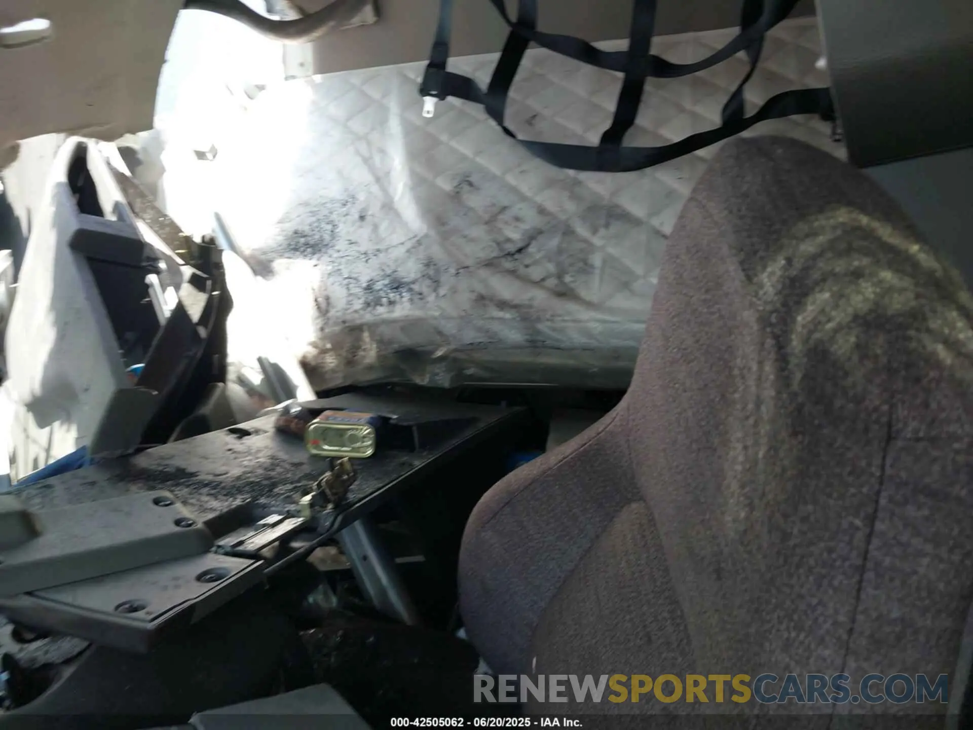 7 Photograph of a damaged car 4V4NC9EH2RN642157 VOLVO VNL 2024