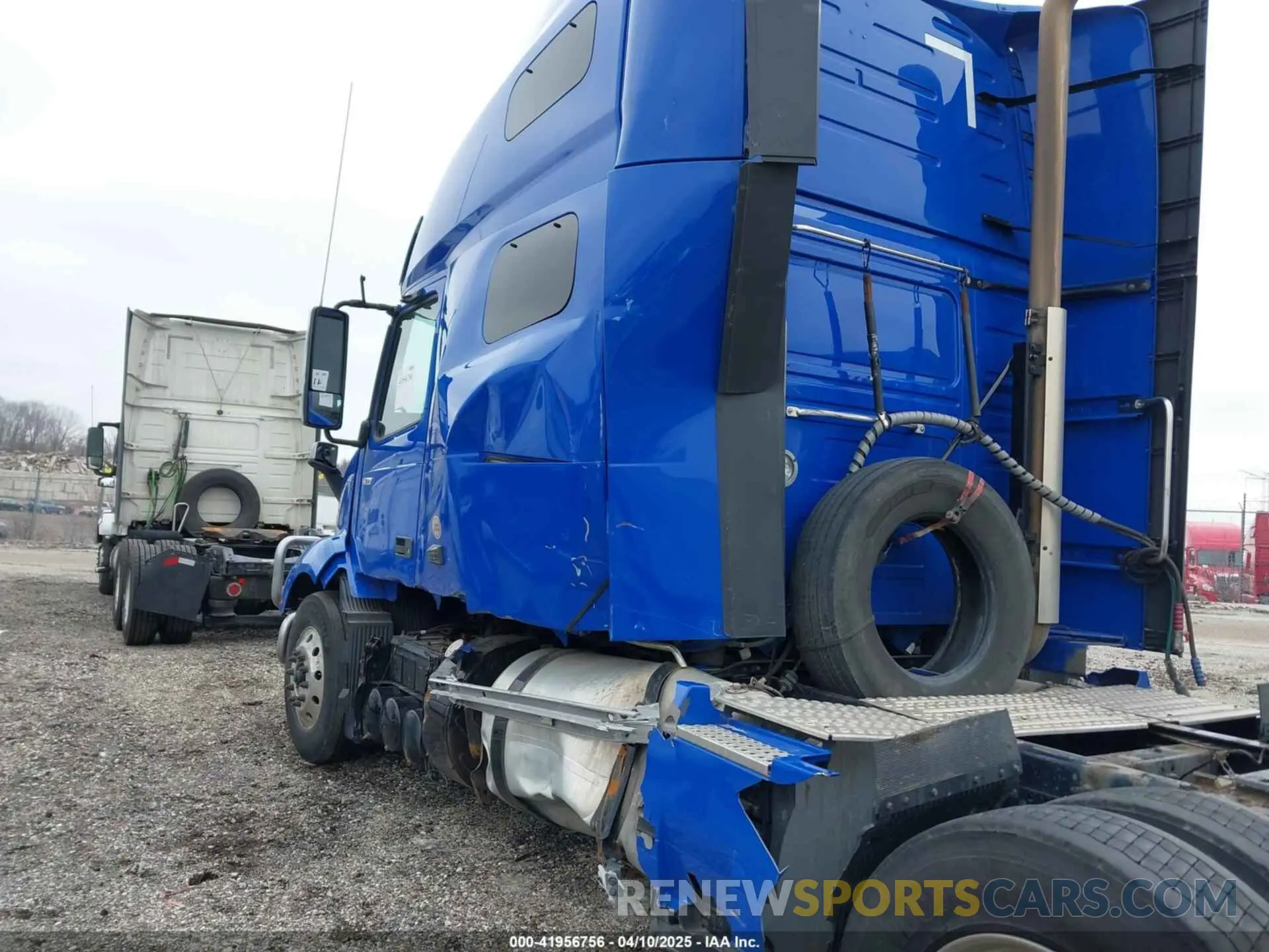 11 Photograph of a damaged car 4V4NC9EH5RN624168 VOLVO VNL 2024
