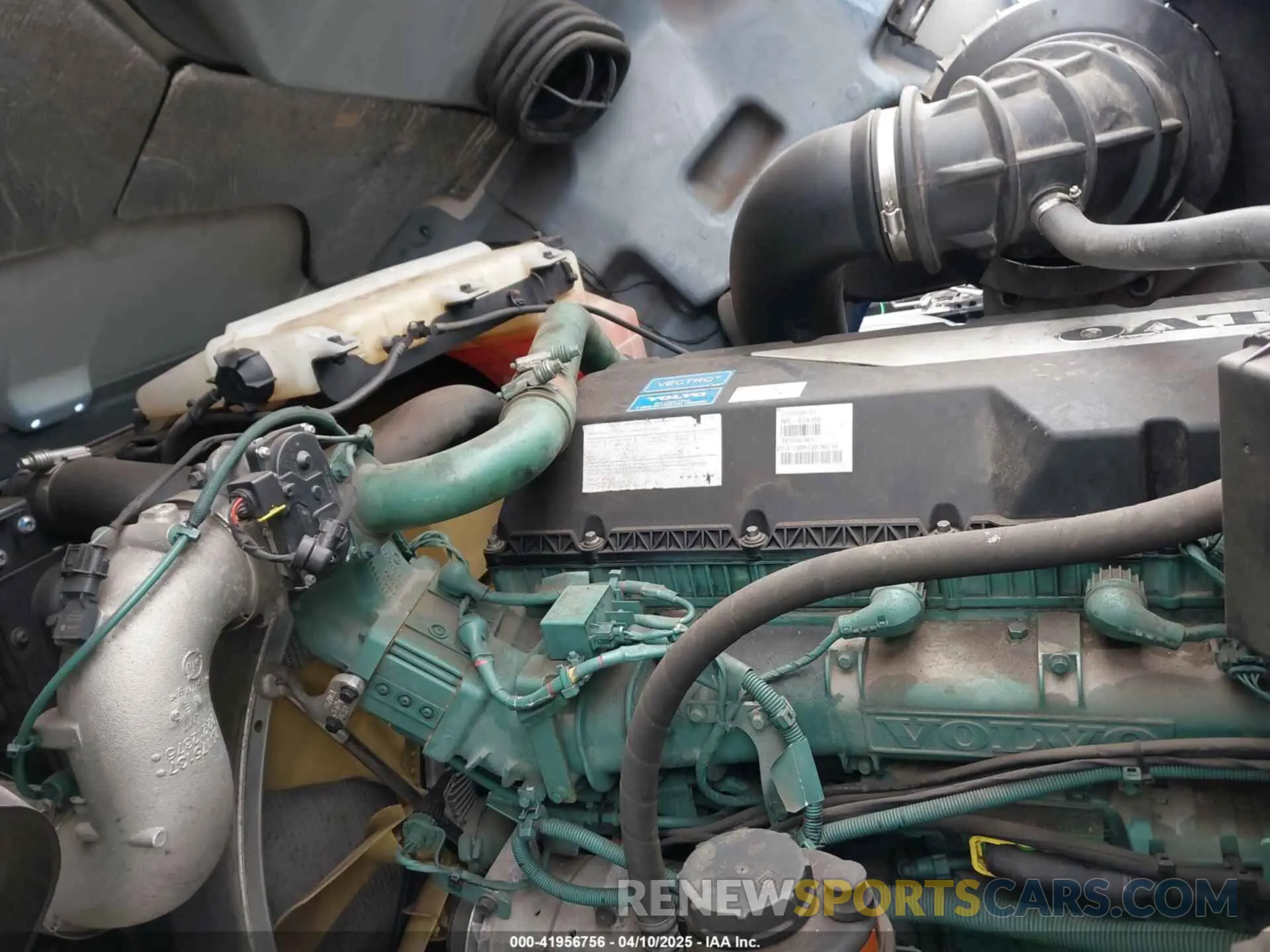 9 Photograph of a damaged car 4V4NC9EH5RN624168 VOLVO VNL 2024