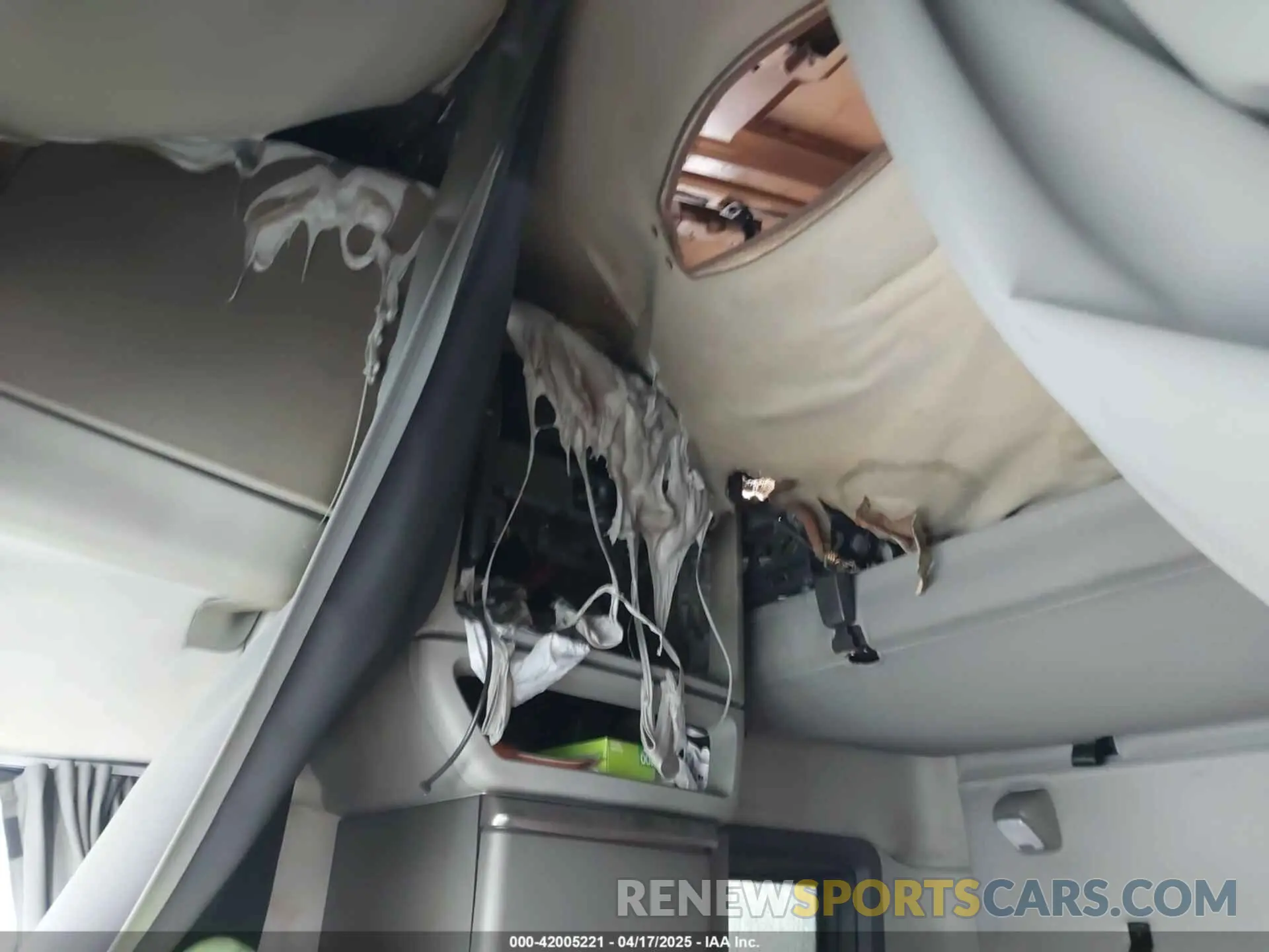 14 Photograph of a damaged car 4V4NC9EH5RN641312 VOLVO VNL 2024
