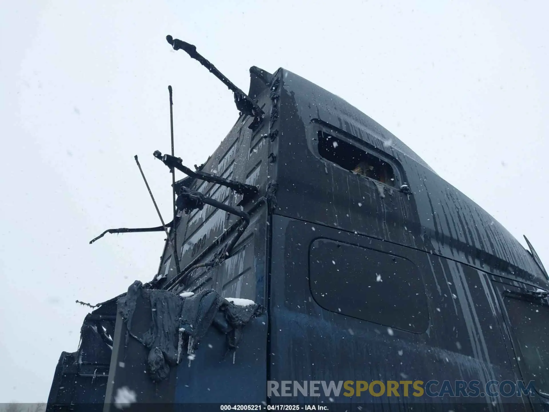18 Photograph of a damaged car 4V4NC9EH5RN641312 VOLVO VNL 2024