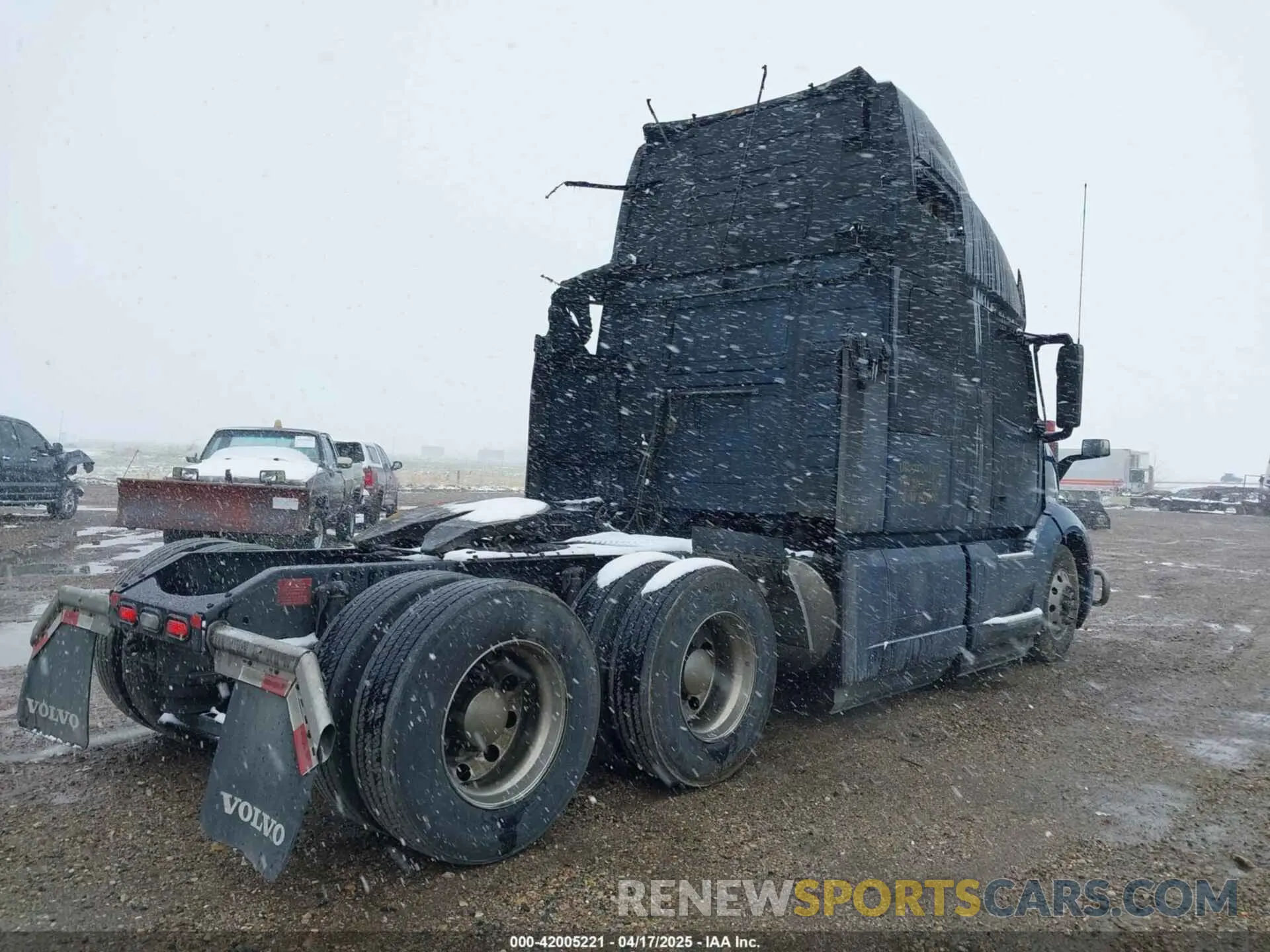 4 Photograph of a damaged car 4V4NC9EH5RN641312 VOLVO VNL 2024