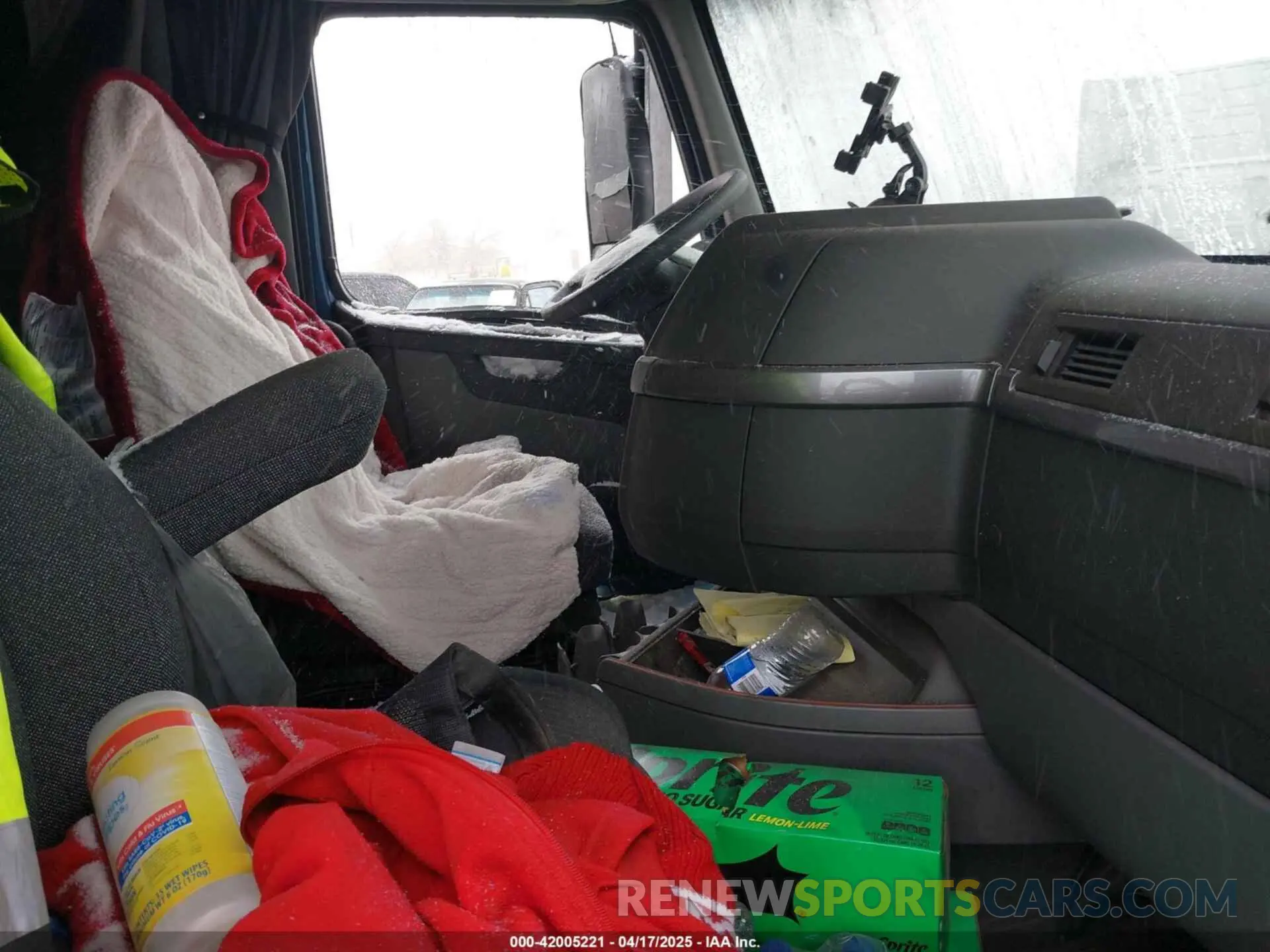 5 Photograph of a damaged car 4V4NC9EH5RN641312 VOLVO VNL 2024