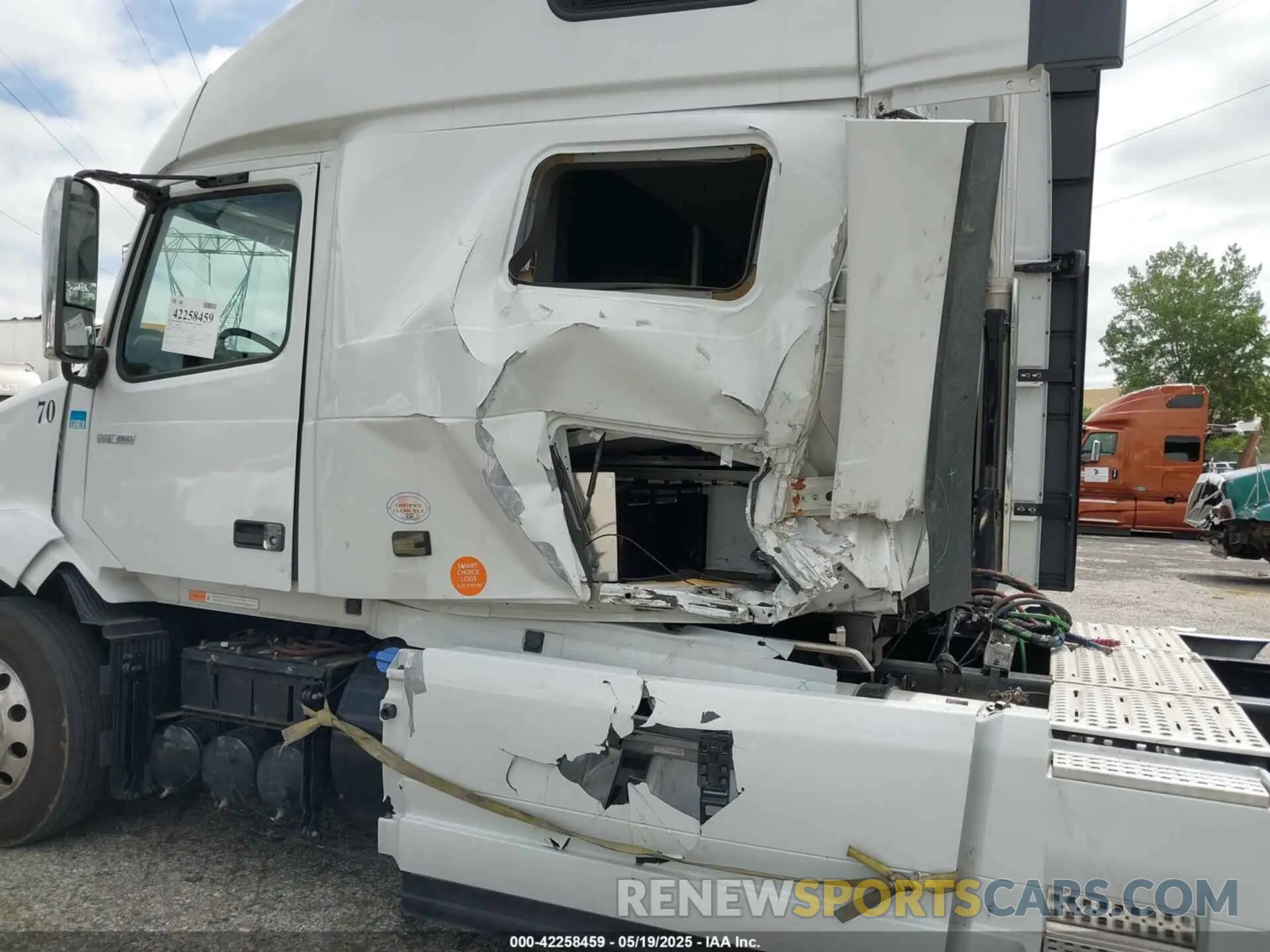 11 Photograph of a damaged car 4V4NC9EJXRN640546 VOLVO VNL 2024