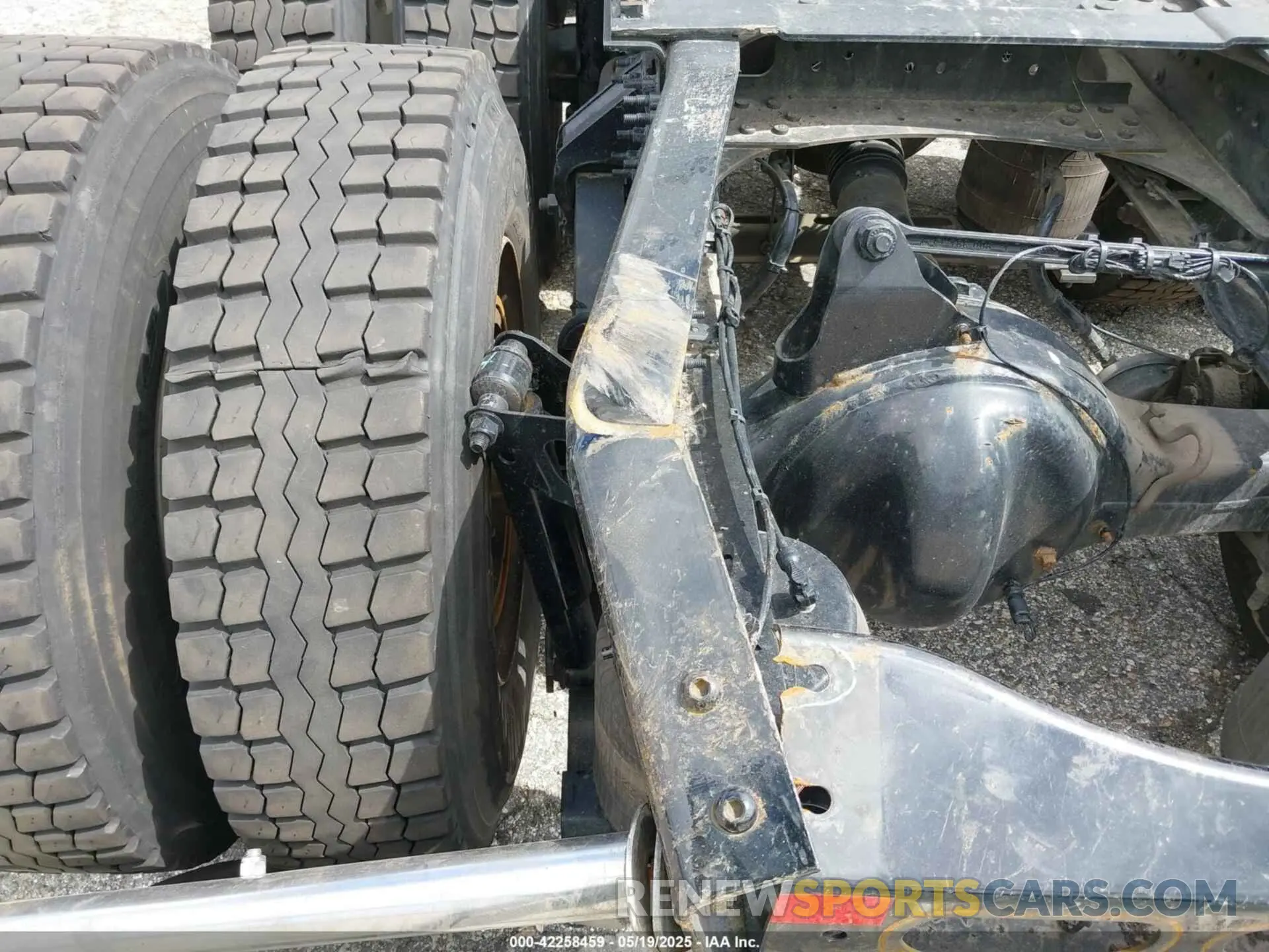 13 Photograph of a damaged car 4V4NC9EJXRN640546 VOLVO VNL 2024
