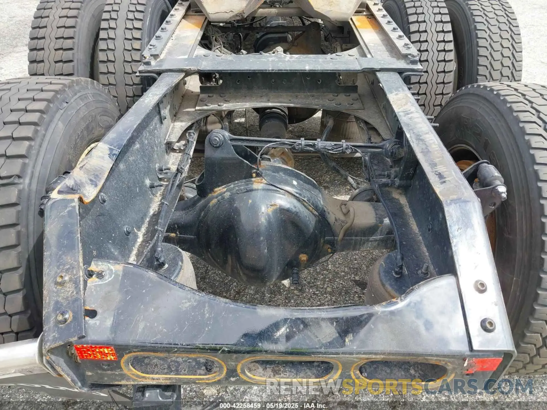 14 Photograph of a damaged car 4V4NC9EJXRN640546 VOLVO VNL 2024