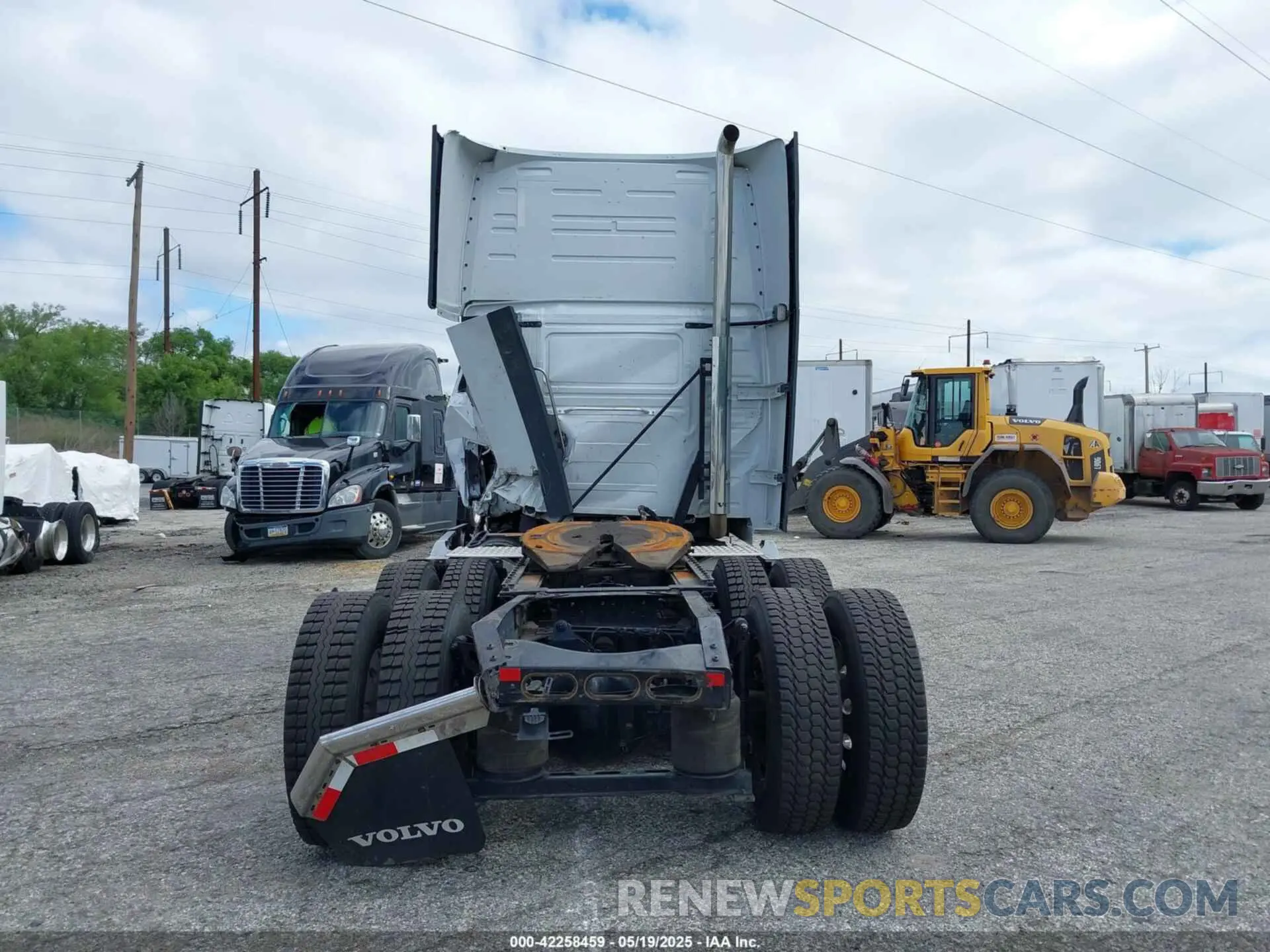 19 Photograph of a damaged car 4V4NC9EJXRN640546 VOLVO VNL 2024