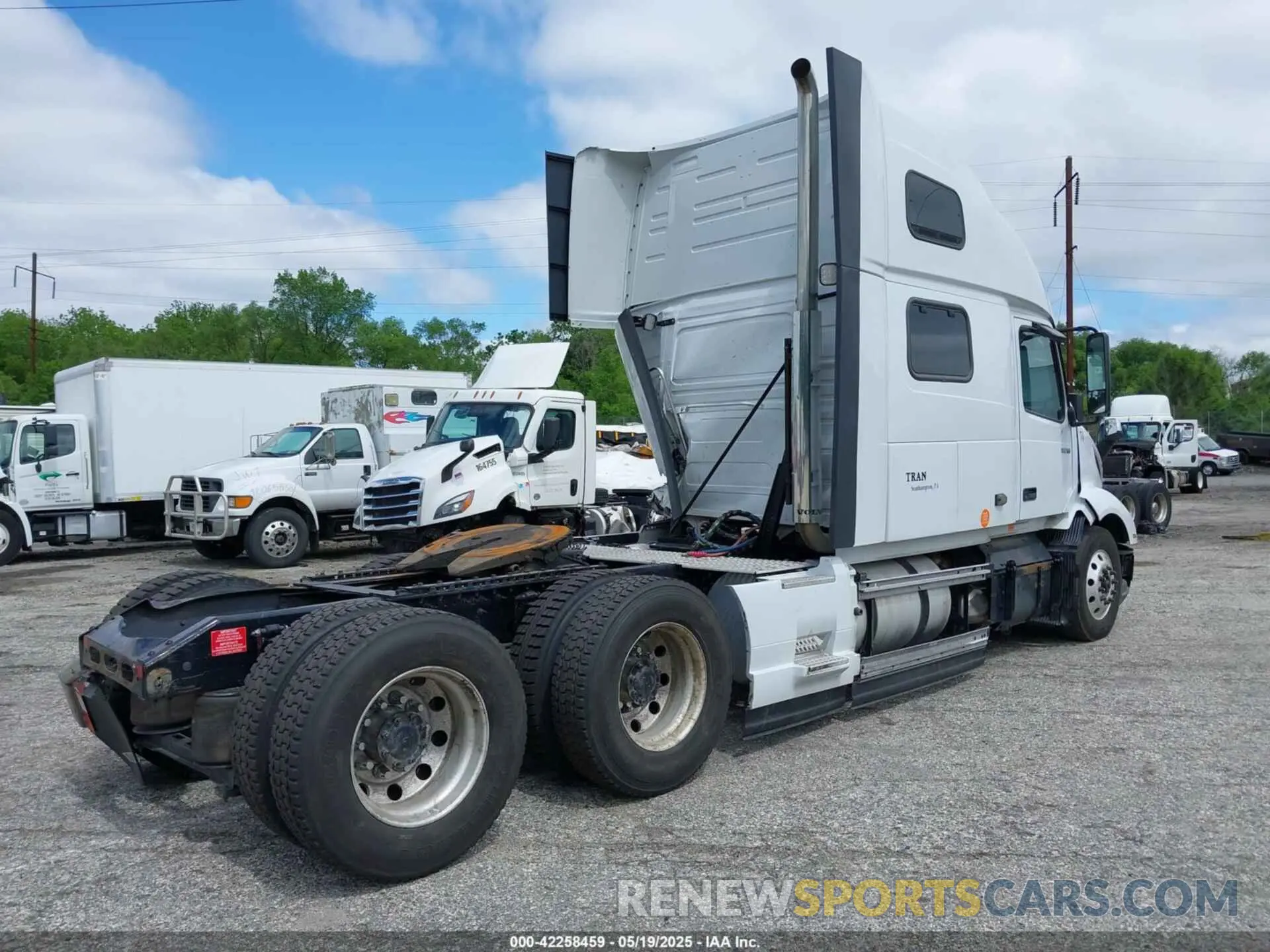 4 Photograph of a damaged car 4V4NC9EJXRN640546 VOLVO VNL 2024