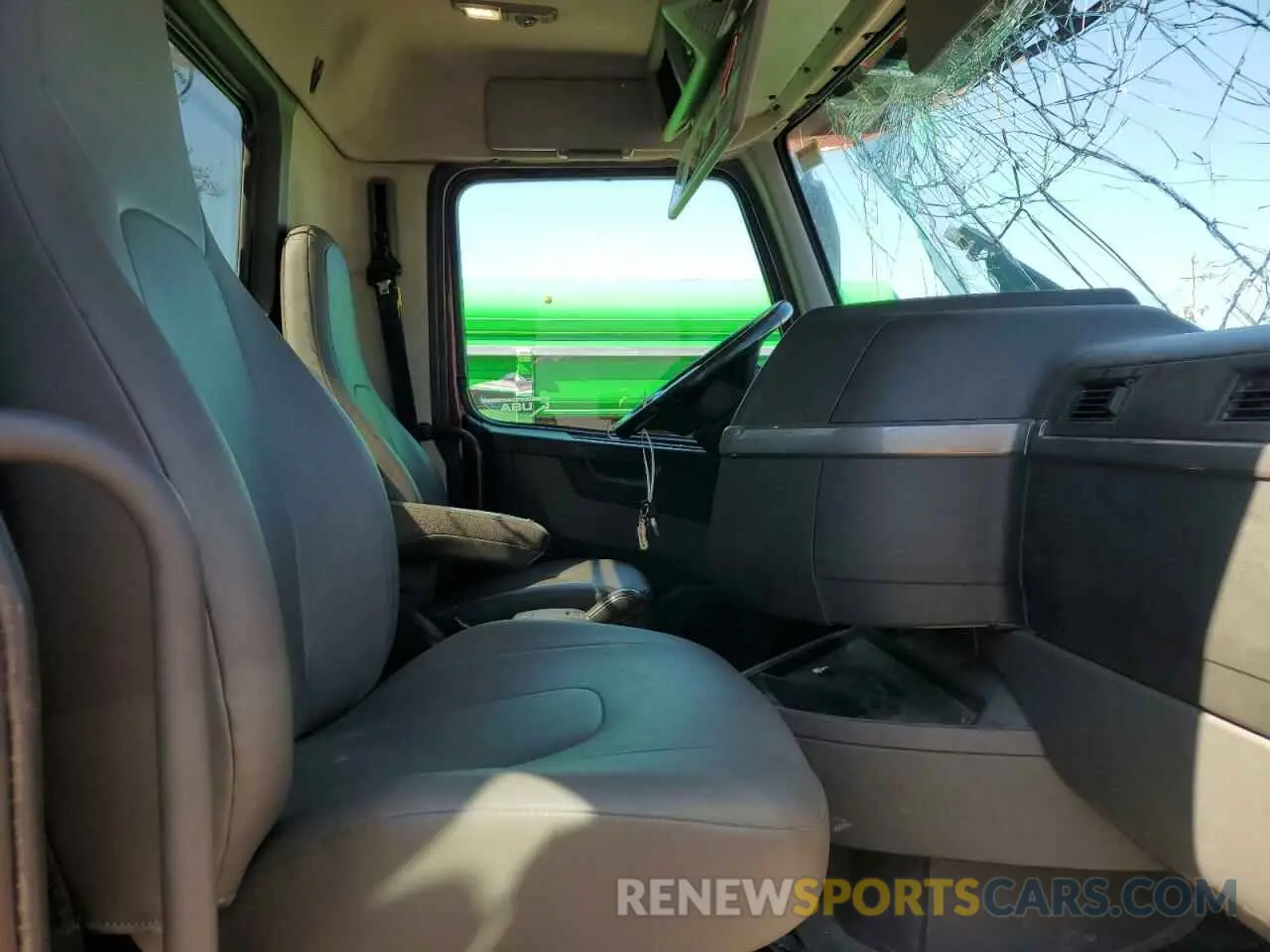 5 Photograph of a damaged car 4V4WC9EG9KN217889 VOLVO VNR 2019