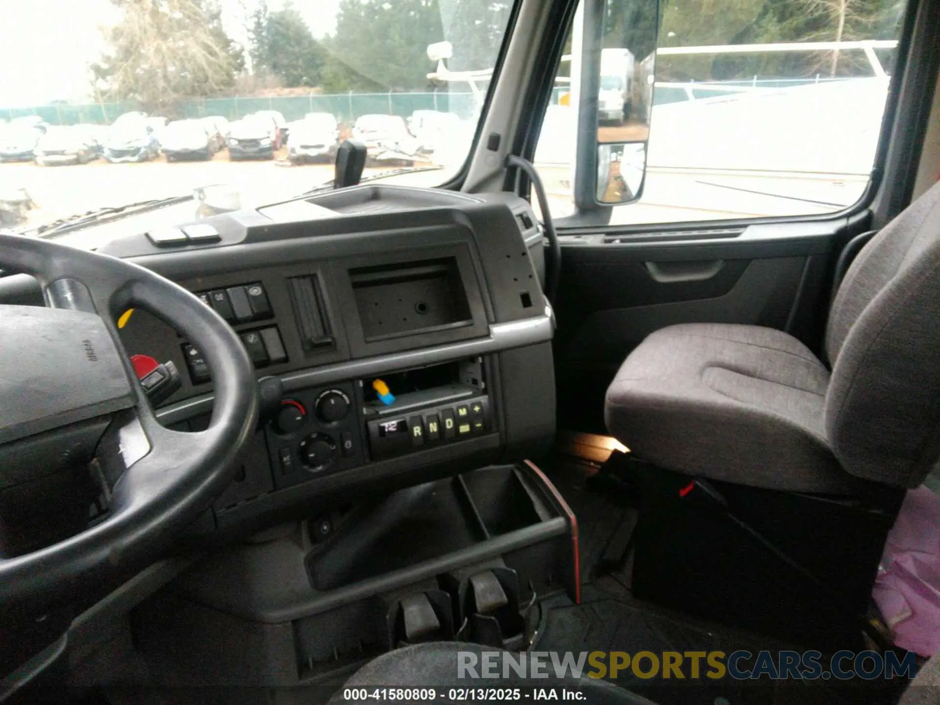 7 Photograph of a damaged car 4V4WC9EH0KN197959 VOLVO VNR 2019