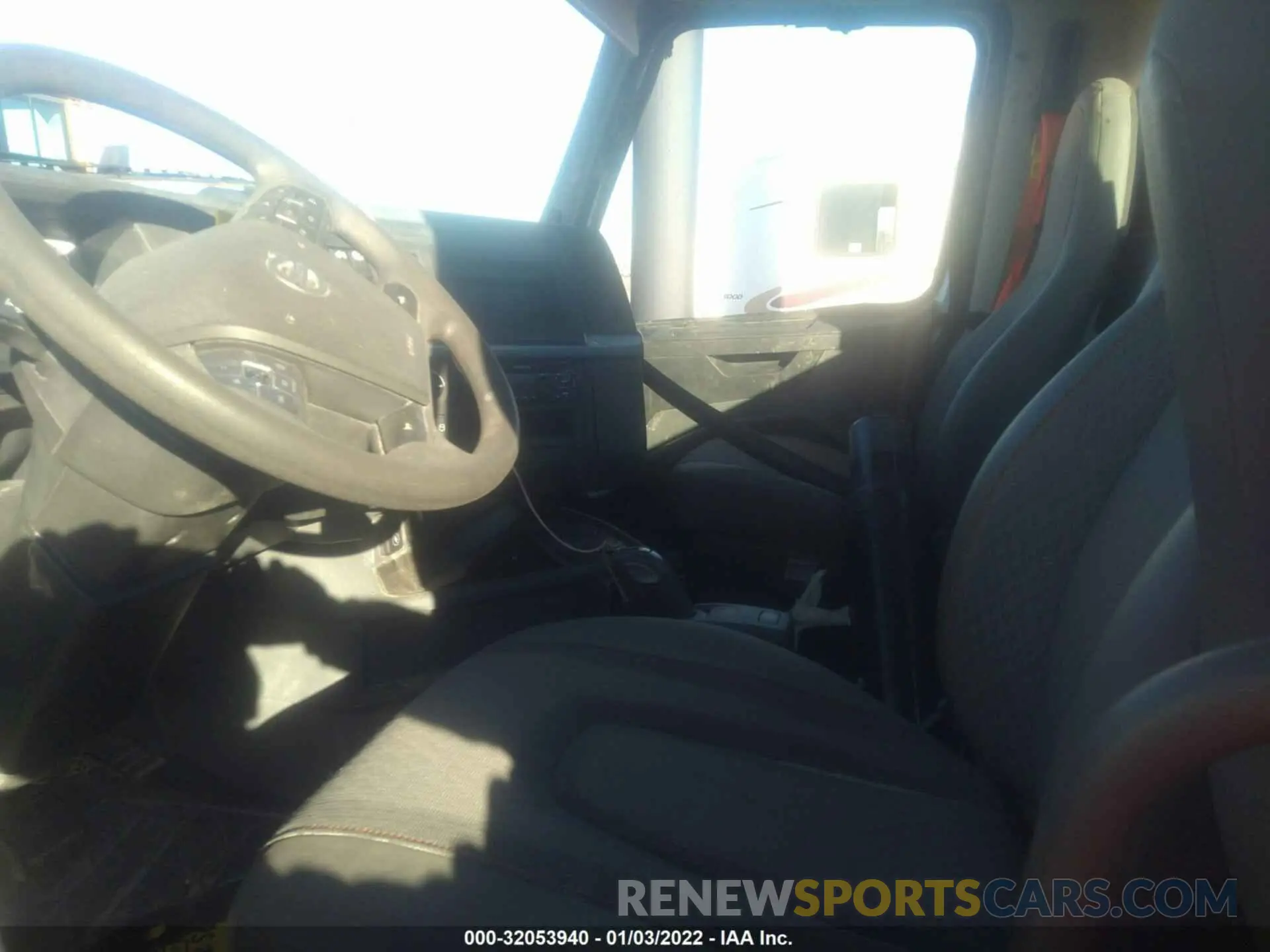 5 Photograph of a damaged car 4V4WC9EH9KN247614 VOLVO VNR 2019