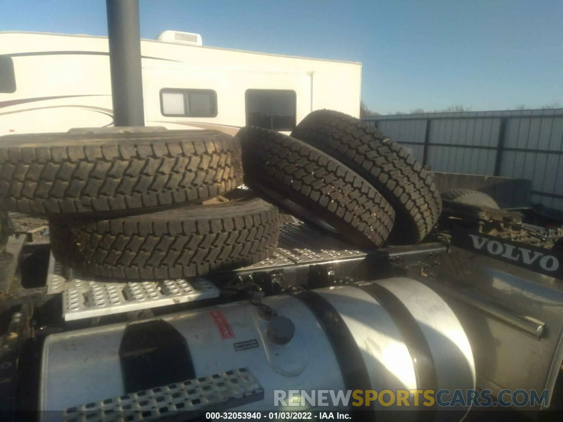 7 Photograph of a damaged car 4V4WC9EH9KN247614 VOLVO VNR 2019