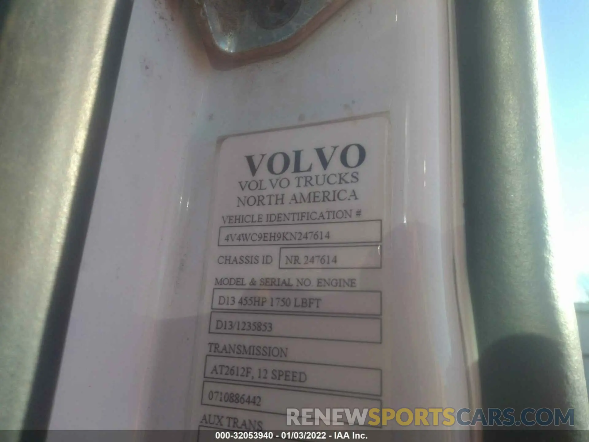 9 Photograph of a damaged car 4V4WC9EH9KN247614 VOLVO VNR 2019