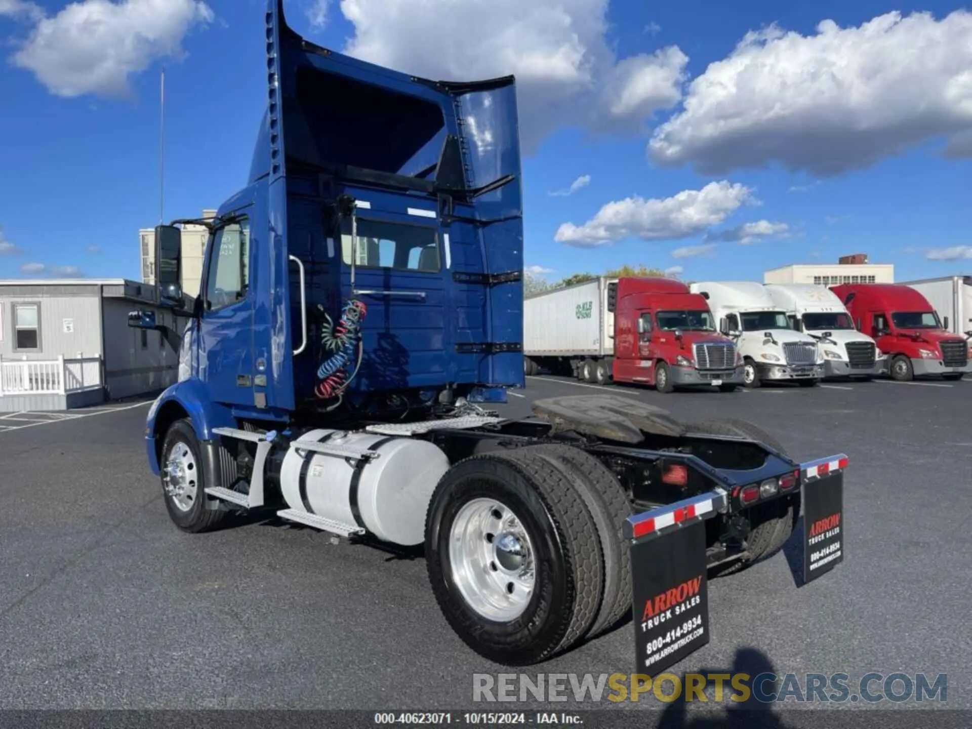 3 Photograph of a damaged car 4V4W19DG3LN253523 VOLVO VNR 2020