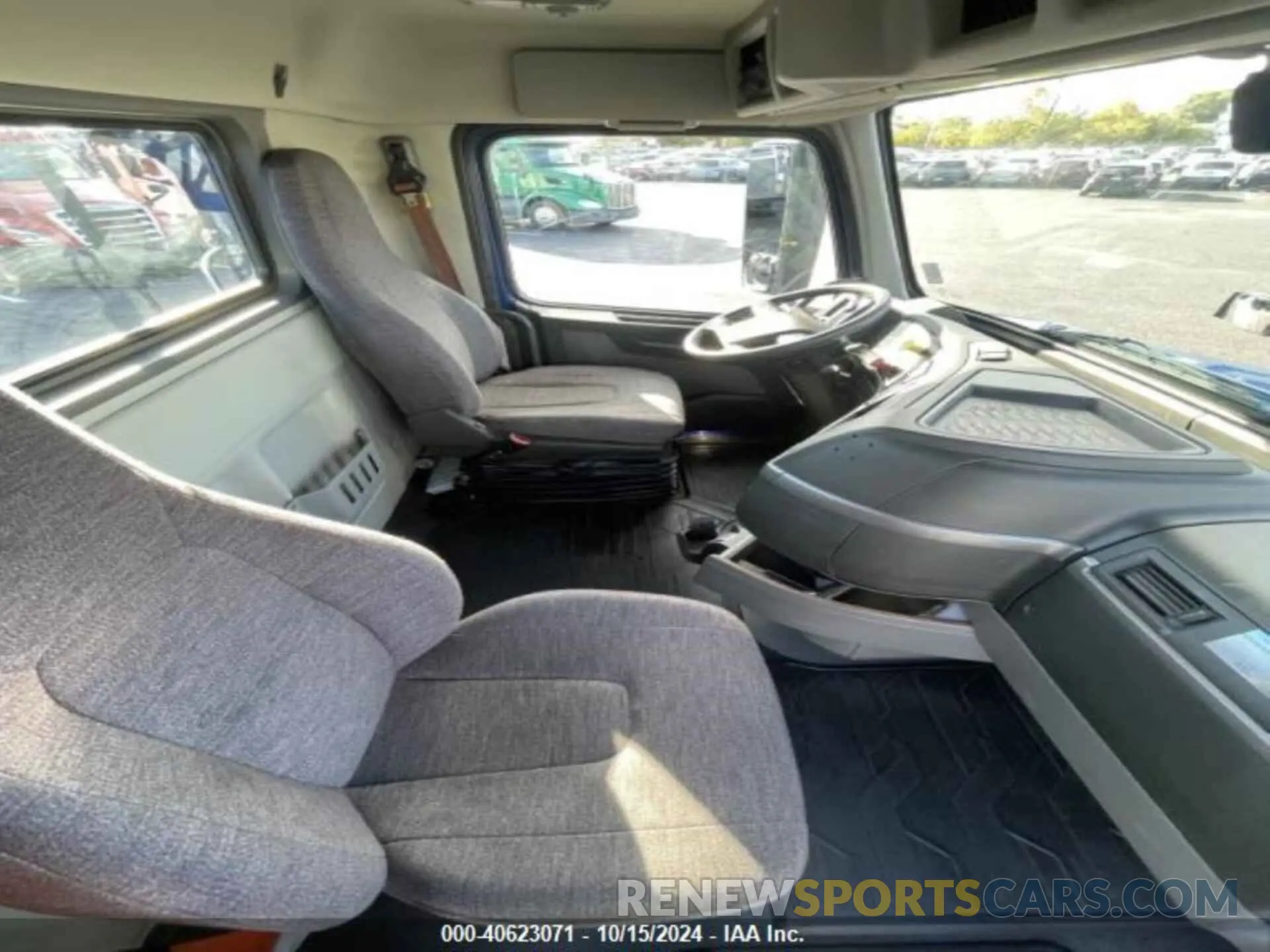 7 Photograph of a damaged car 4V4W19DG3LN253523 VOLVO VNR 2020