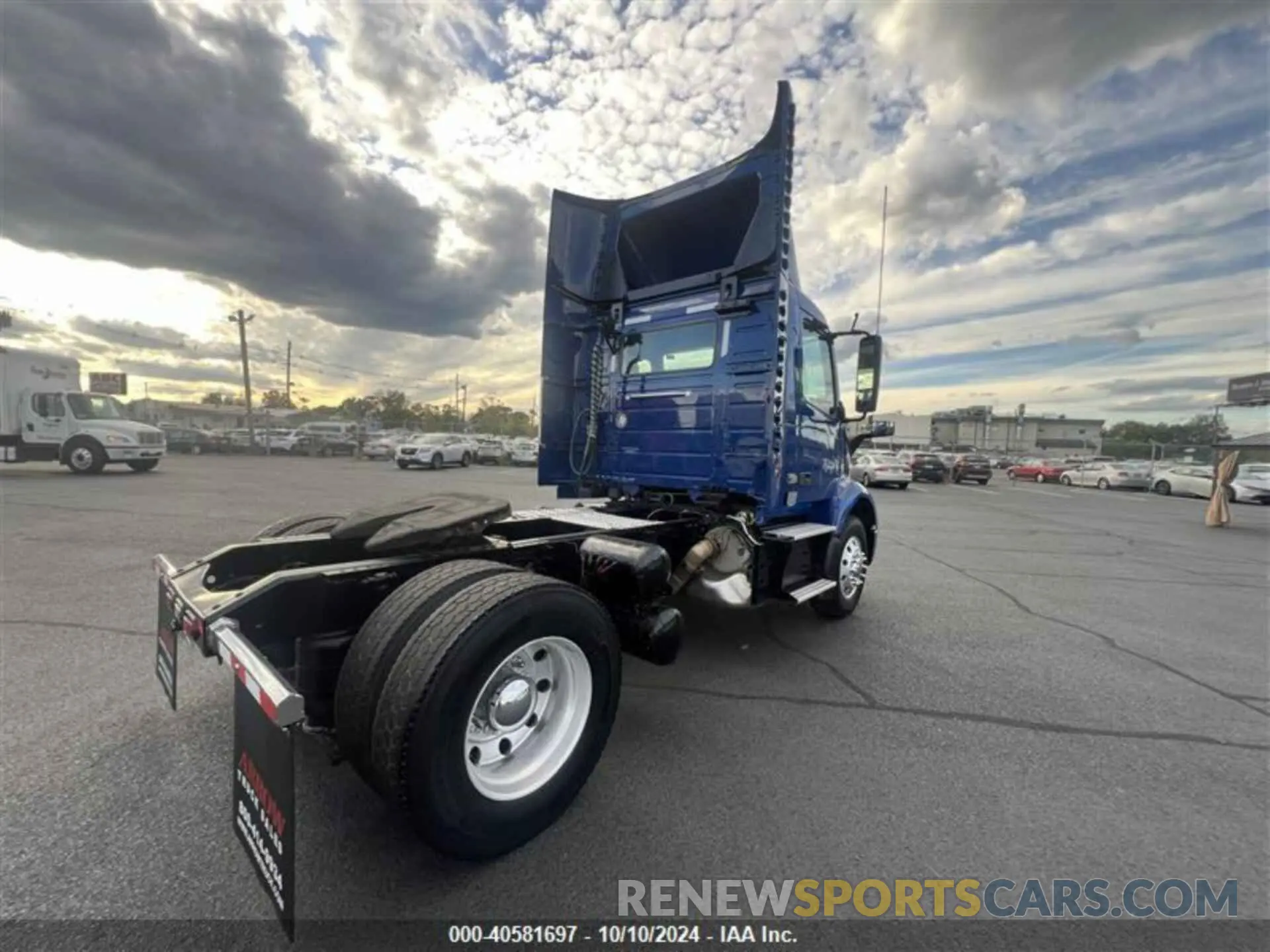 4 Photograph of a damaged car 4V4W19DGXLN253518 VOLVO VNR 2020