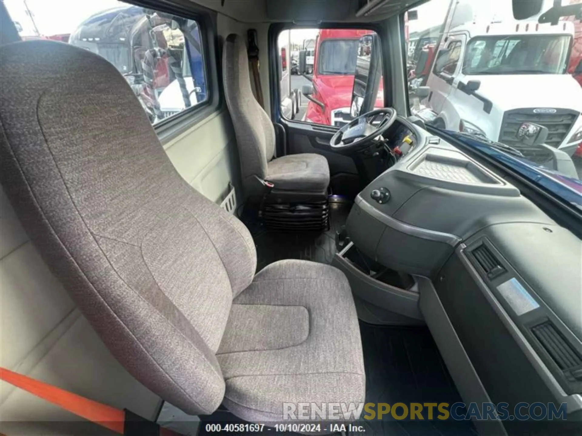 7 Photograph of a damaged car 4V4W19DGXLN253518 VOLVO VNR 2020
