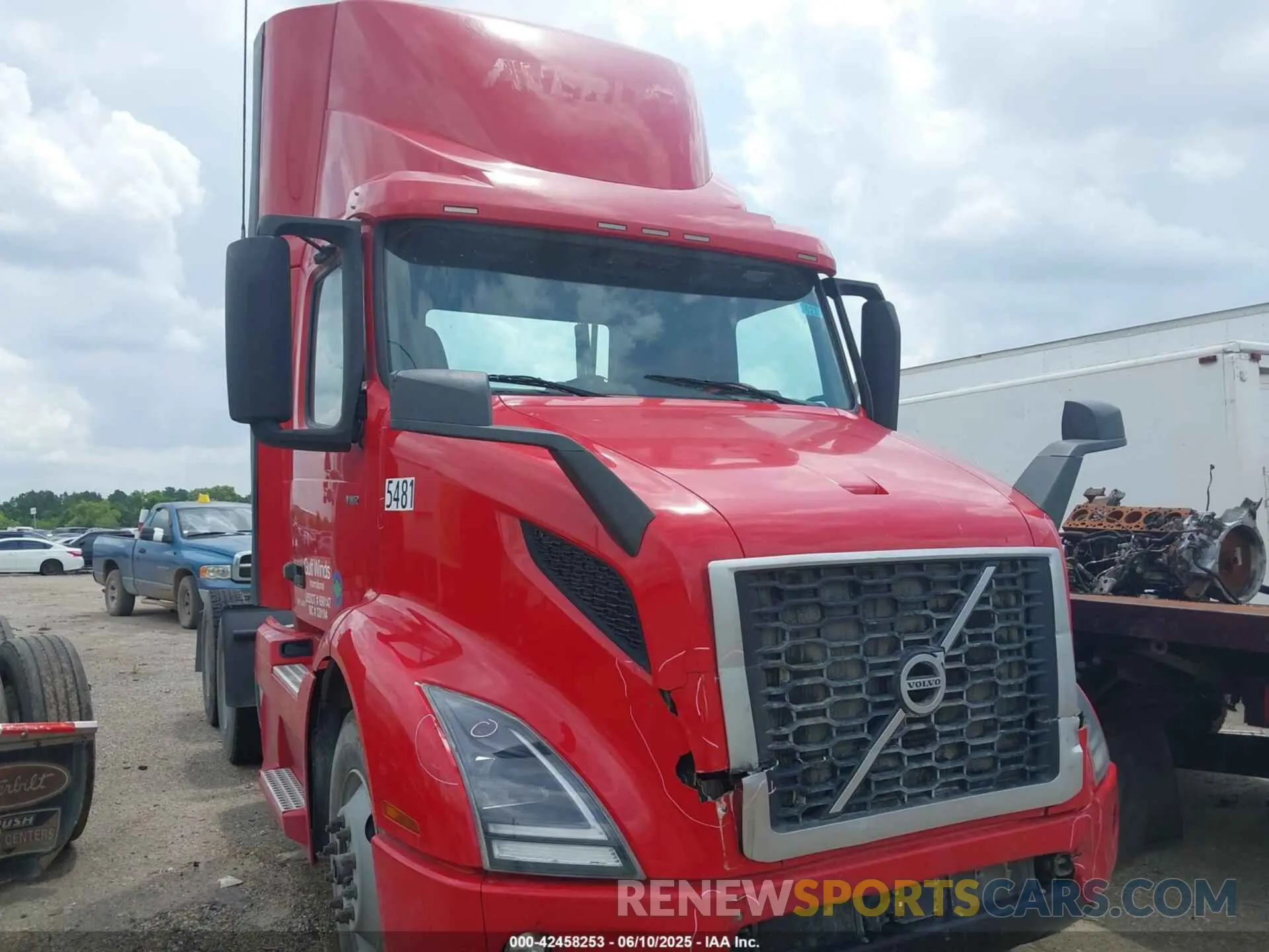 1 Photograph of a damaged car 4V4WC9EG5LN239485 VOLVO VNR 2020