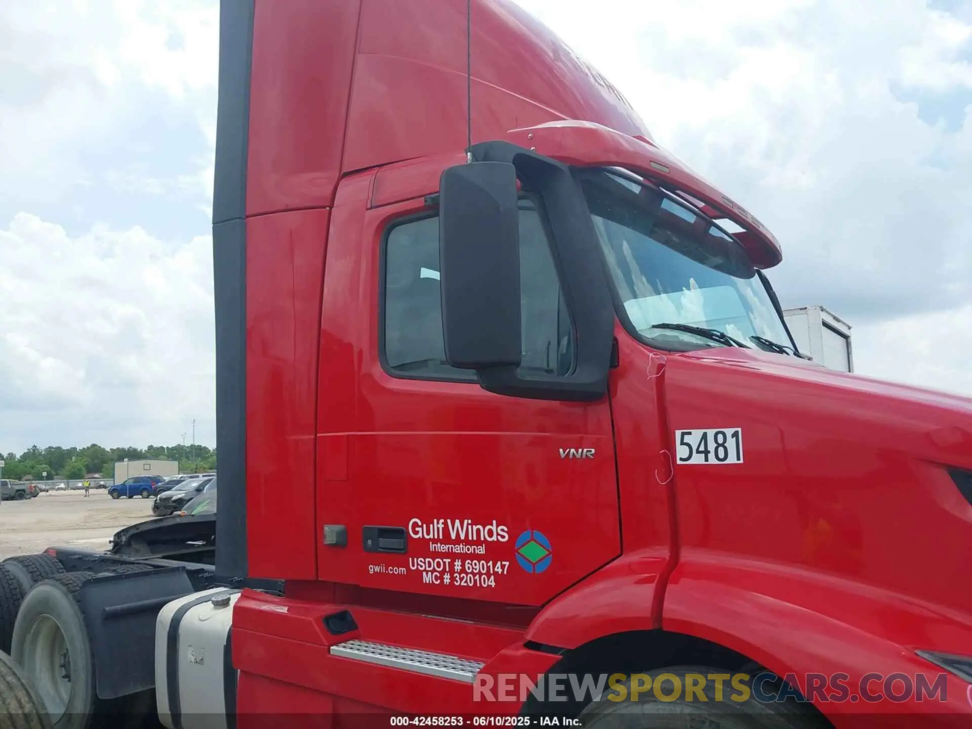 13 Photograph of a damaged car 4V4WC9EG5LN239485 VOLVO VNR 2020