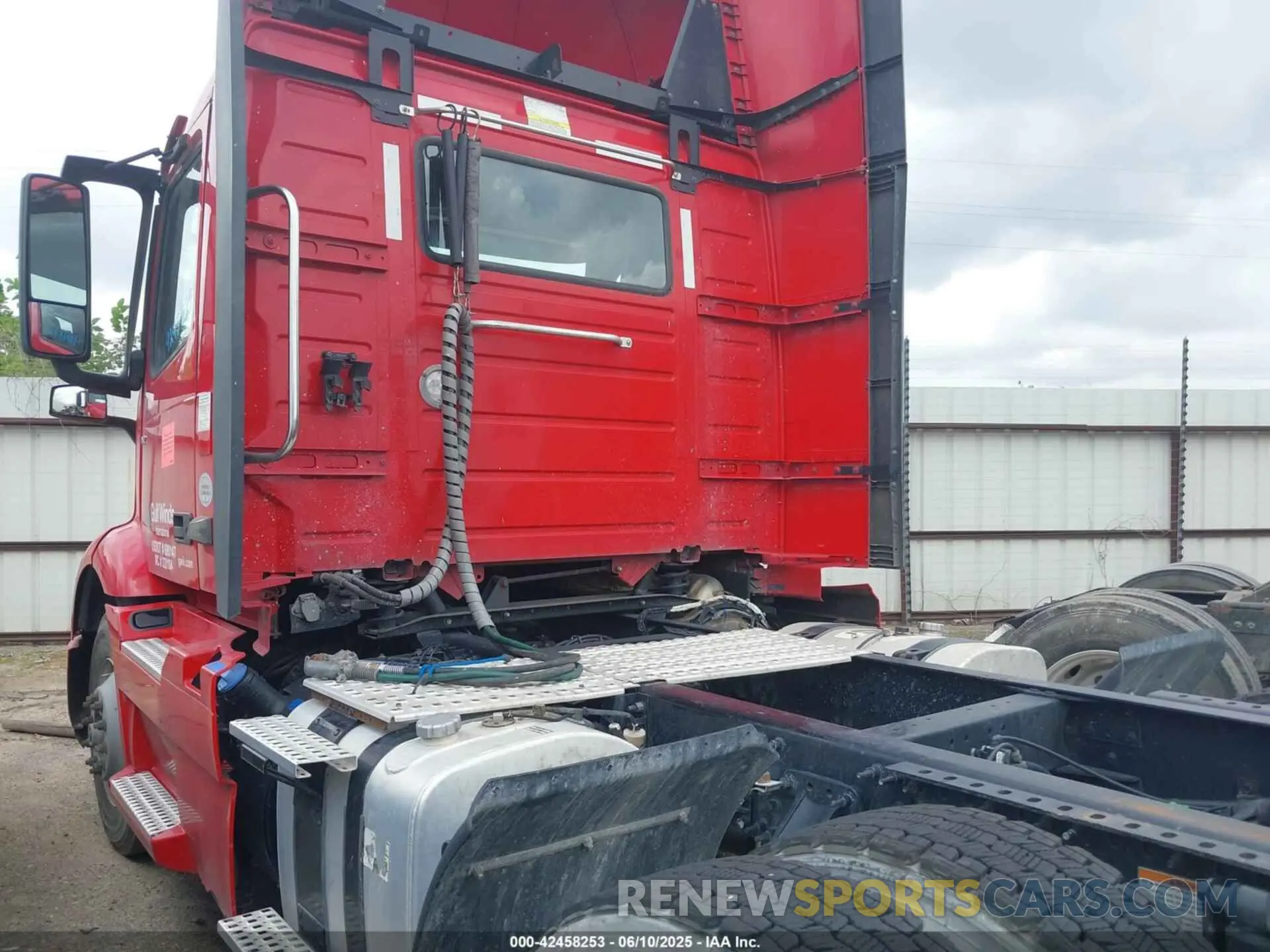 14 Photograph of a damaged car 4V4WC9EG5LN239485 VOLVO VNR 2020