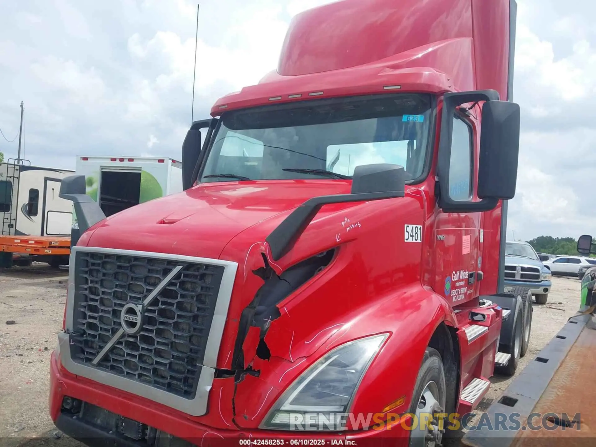 2 Photograph of a damaged car 4V4WC9EG5LN239485 VOLVO VNR 2020