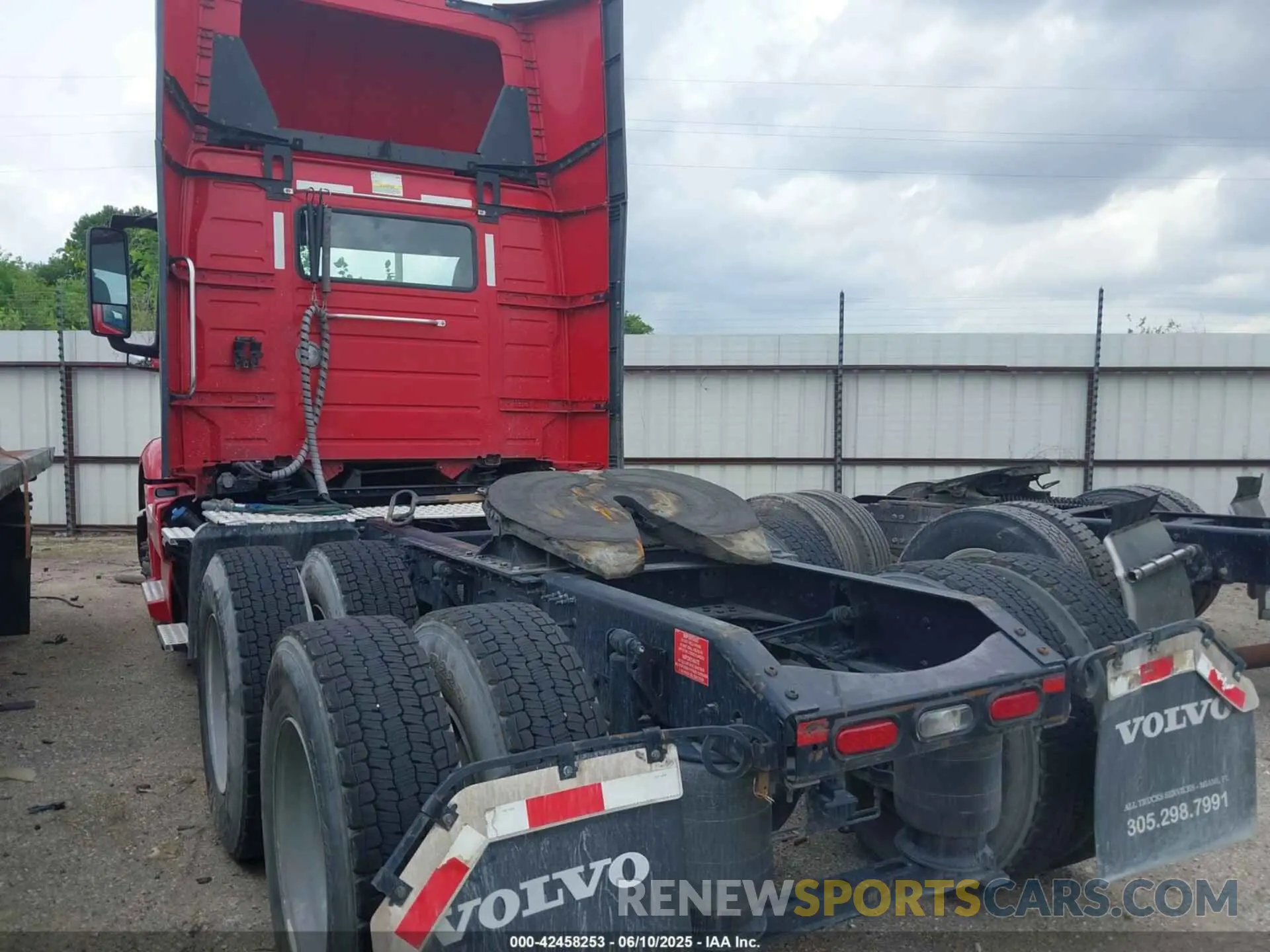 3 Photograph of a damaged car 4V4WC9EG5LN239485 VOLVO VNR 2020