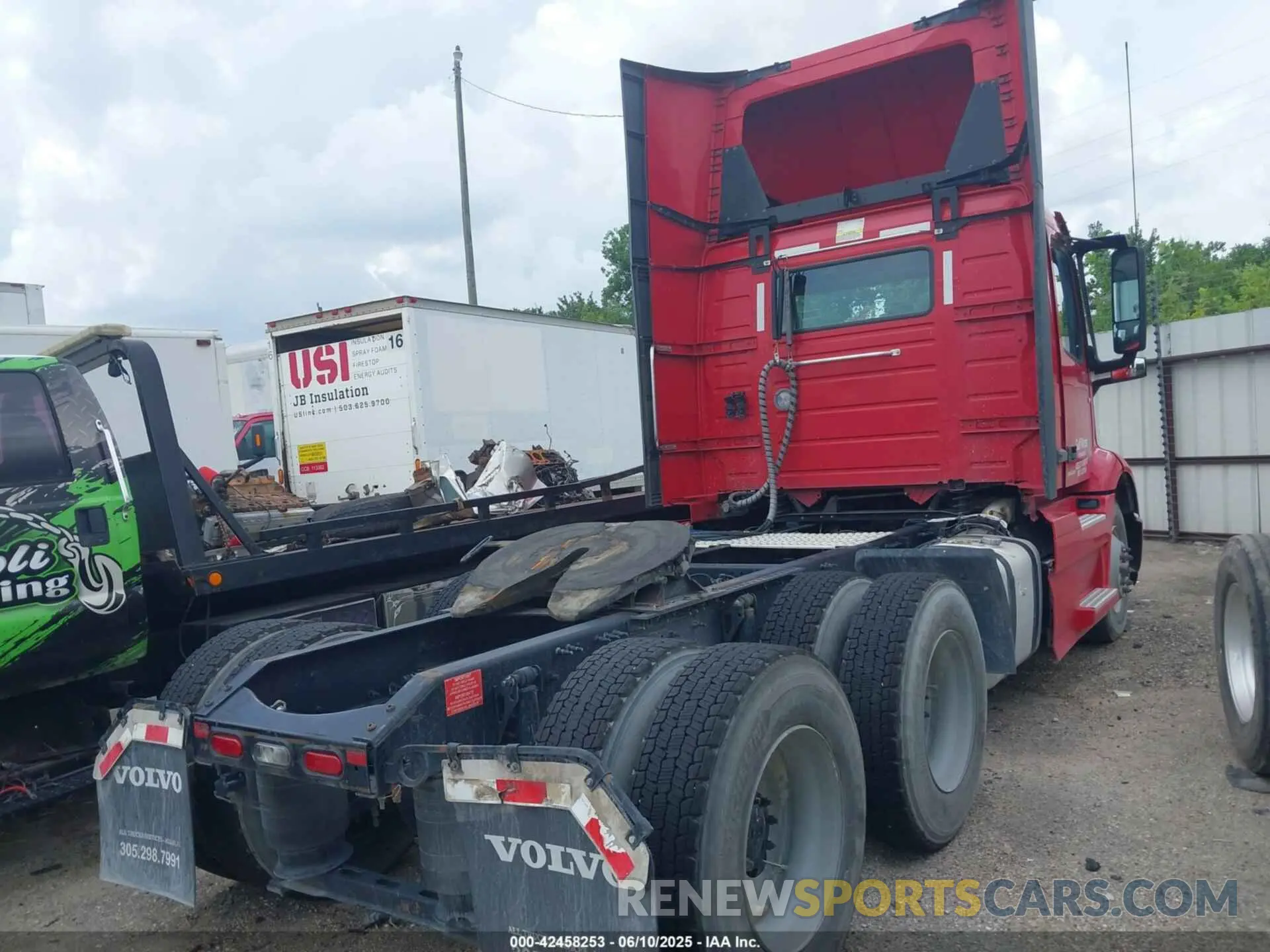 4 Photograph of a damaged car 4V4WC9EG5LN239485 VOLVO VNR 2020