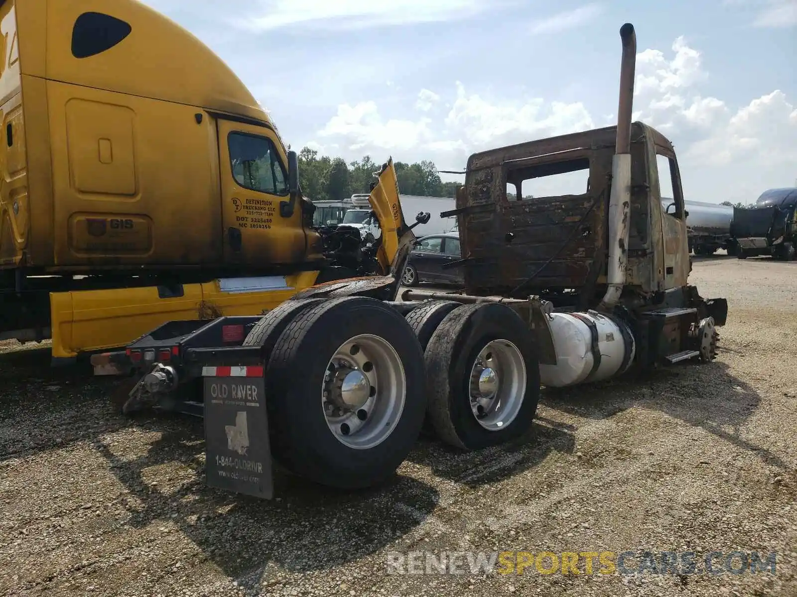 4 Photograph of a damaged car 4V4WC9EH7LN236614 VOLVO VNR 2020