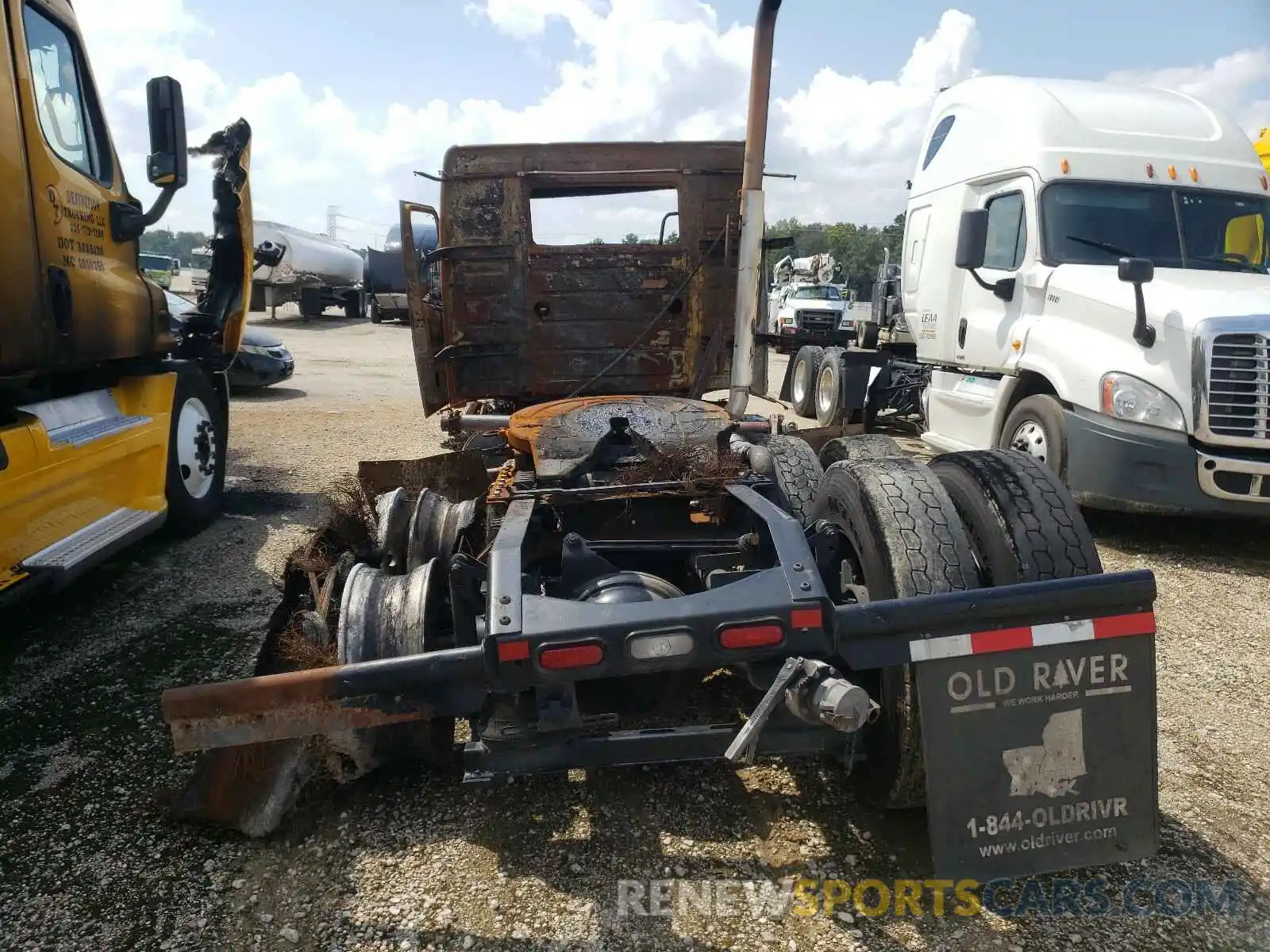 6 Photograph of a damaged car 4V4WC9EH7LN236614 VOLVO VNR 2020