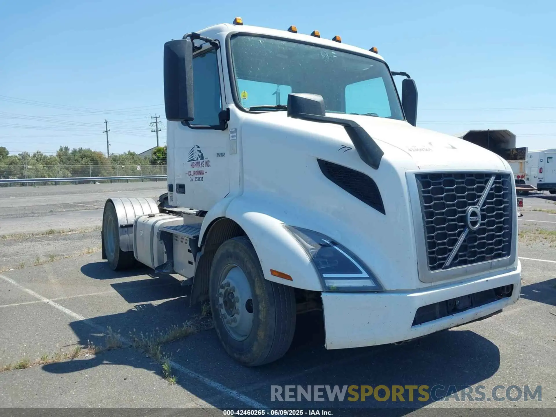 1 Photograph of a damaged car 4V4W19EG3MN285324 VOLVO VNR 2021