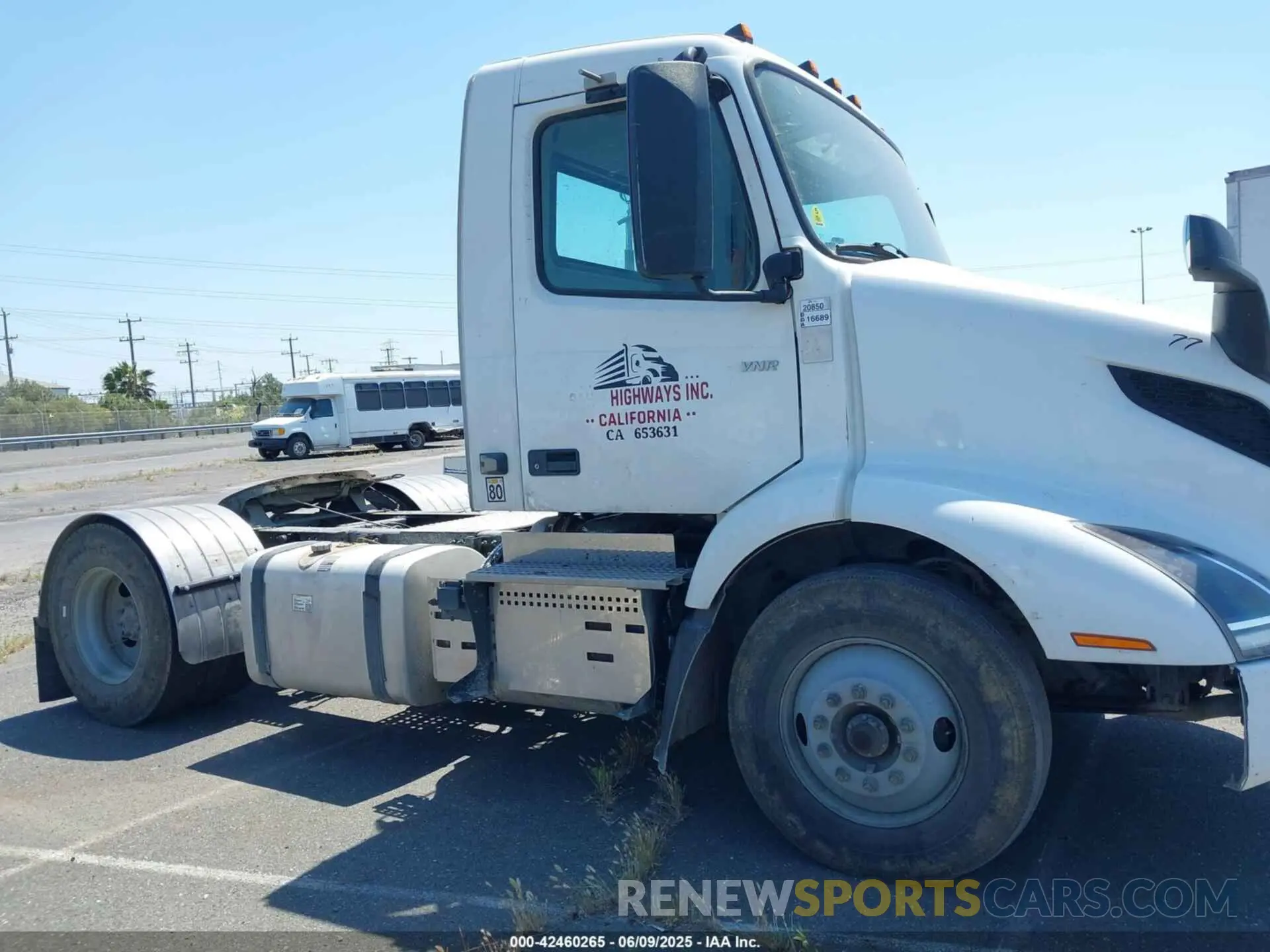 13 Photograph of a damaged car 4V4W19EG3MN285324 VOLVO VNR 2021