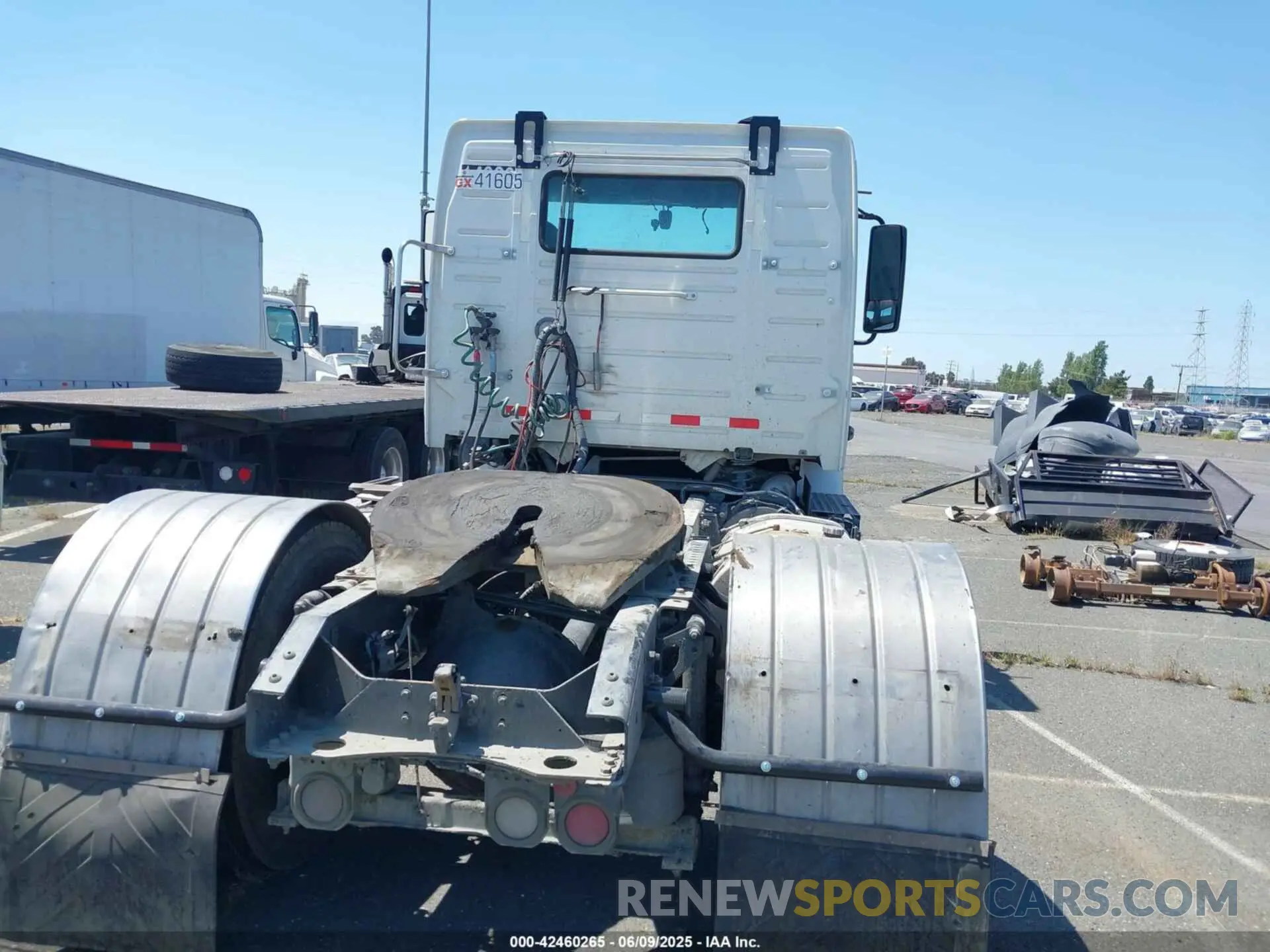 15 Photograph of a damaged car 4V4W19EG3MN285324 VOLVO VNR 2021