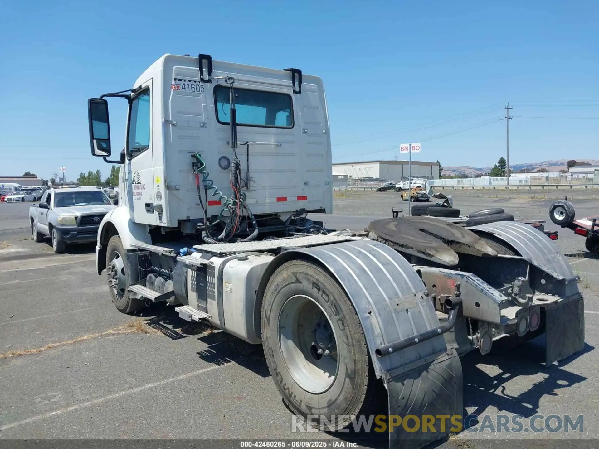 3 Photograph of a damaged car 4V4W19EG3MN285324 VOLVO VNR 2021