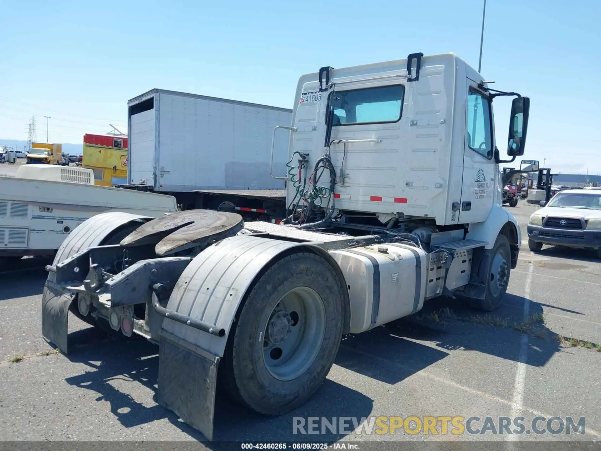 4 Photograph of a damaged car 4V4W19EG3MN285324 VOLVO VNR 2021