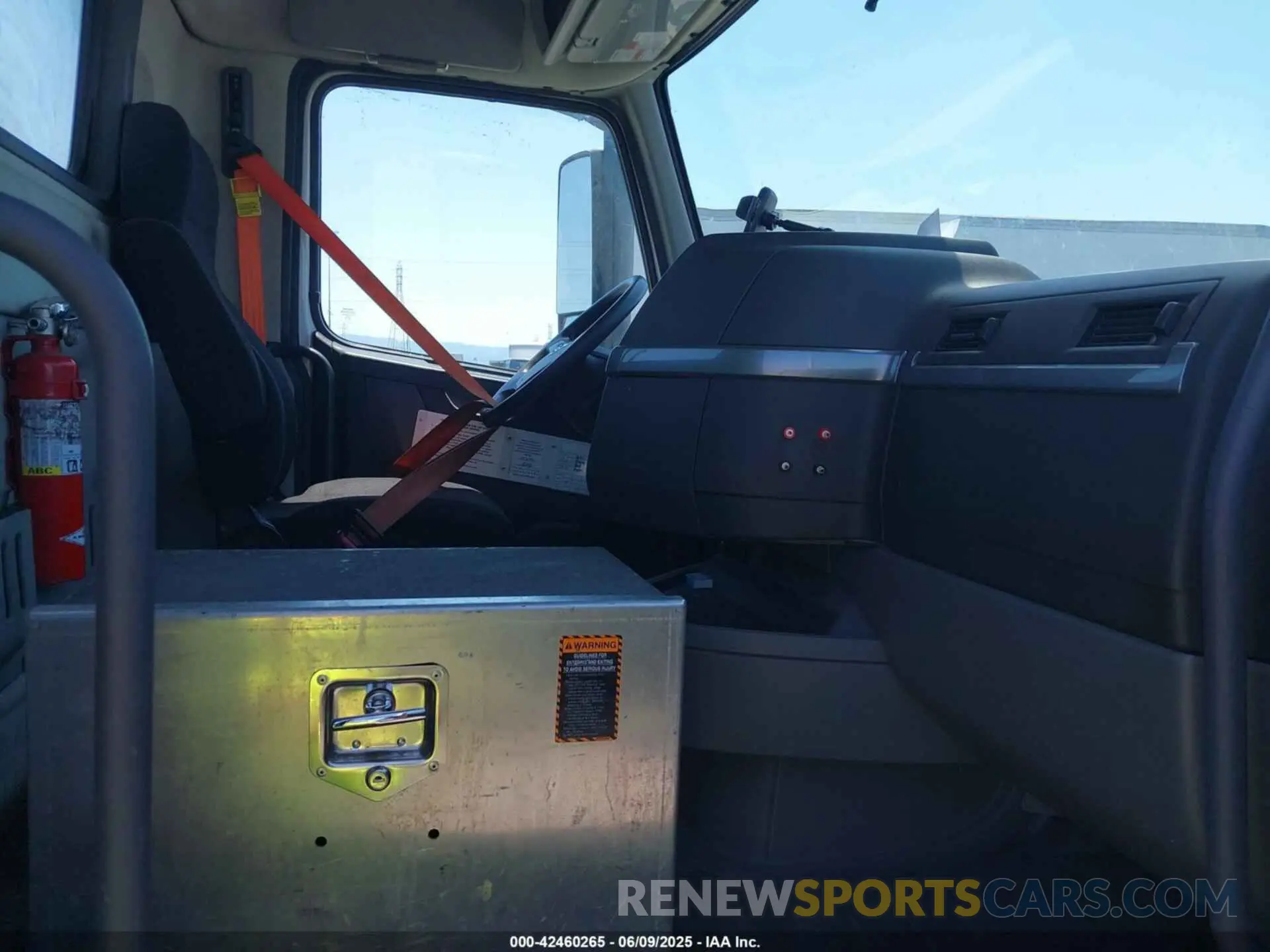 7 Photograph of a damaged car 4V4W19EG3MN285324 VOLVO VNR 2021
