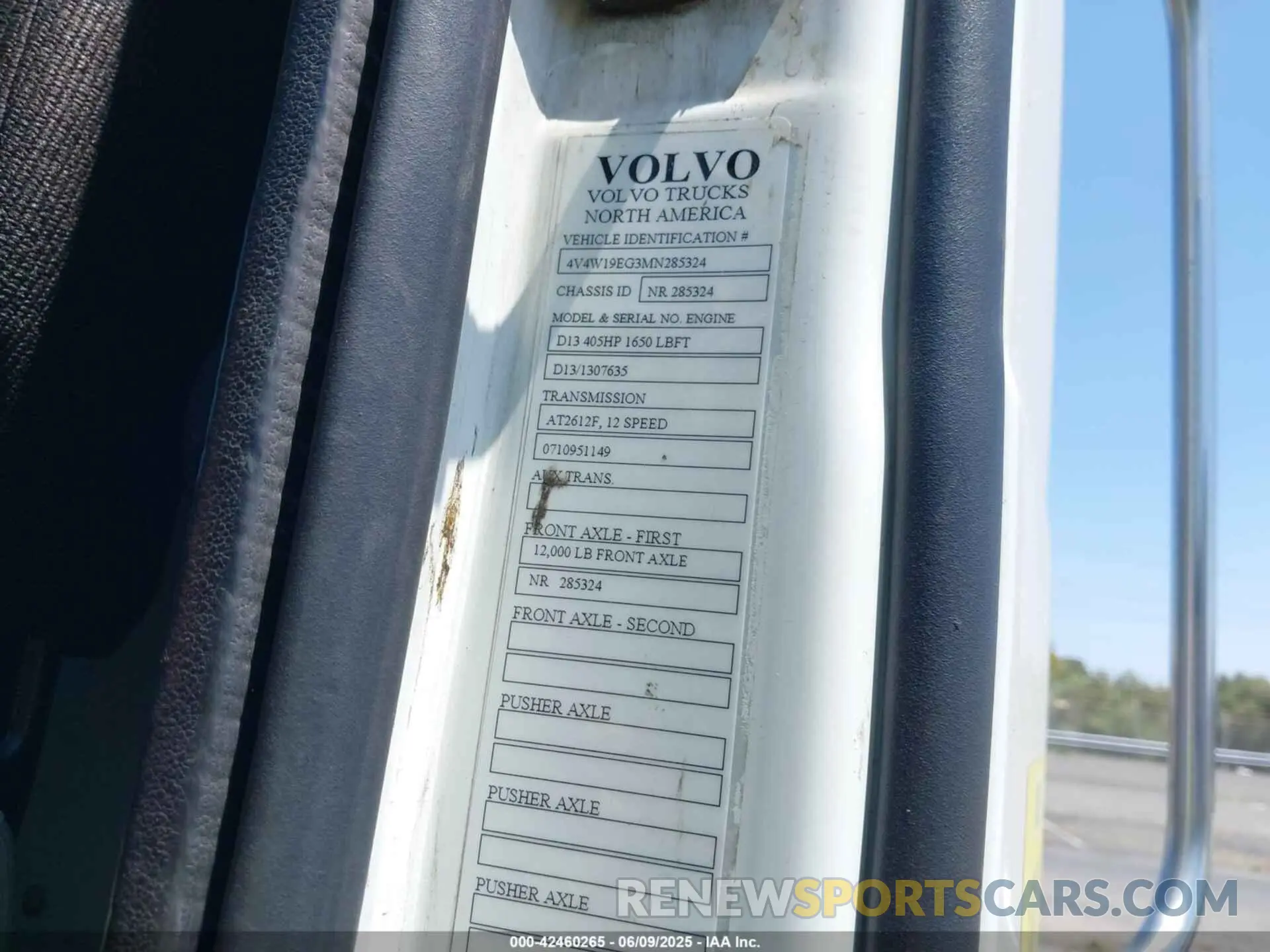 8 Photograph of a damaged car 4V4W19EG3MN285324 VOLVO VNR 2021
