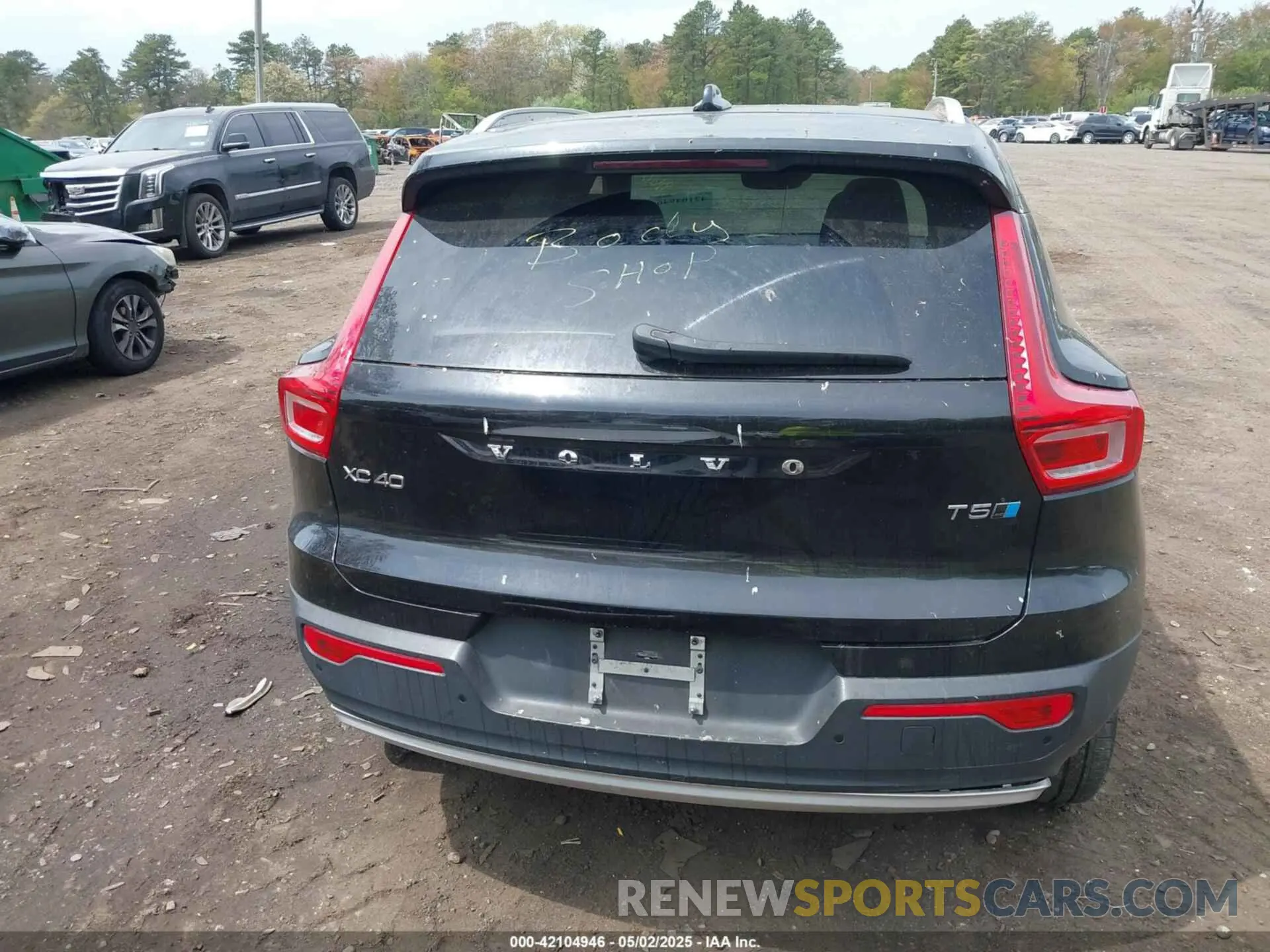 16 Photograph of a damaged car YV4162UK1K2052266 VOLVO XC40 2019