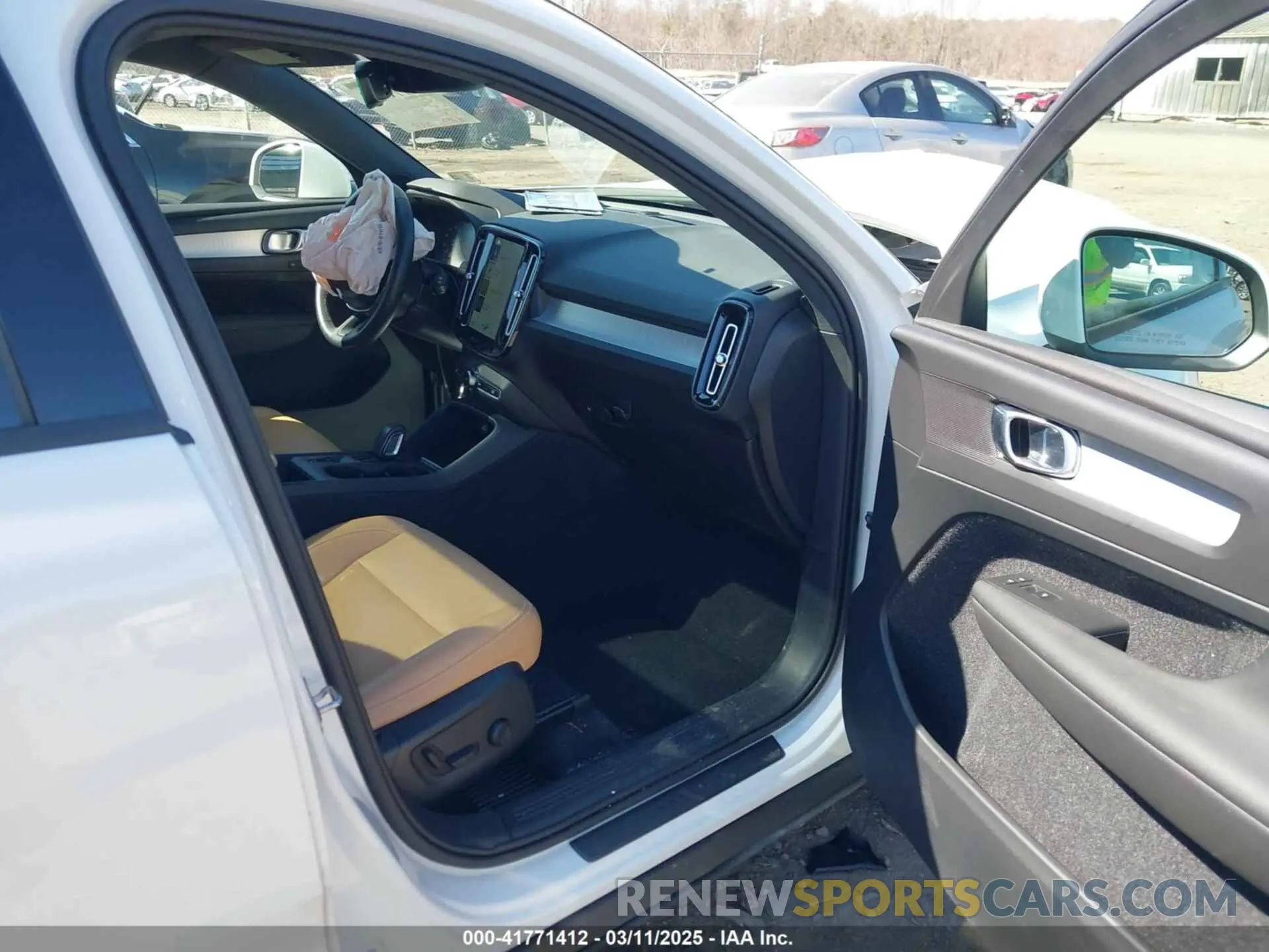 5 Photograph of a damaged car YV4162UK1K2152173 VOLVO XC40 2019
