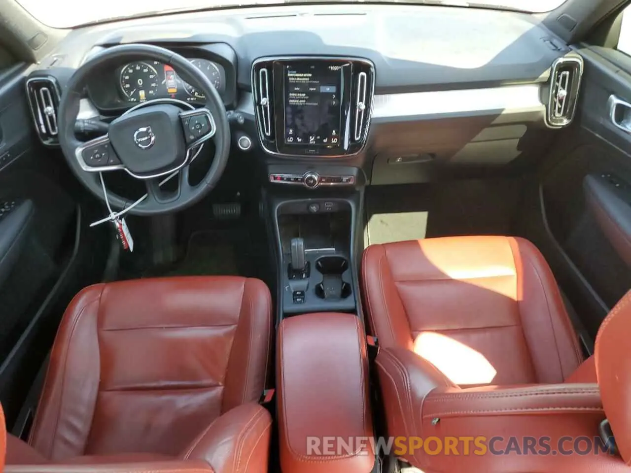 8 Photograph of a damaged car YV4162UK3K2110085 VOLVO XC40 2019