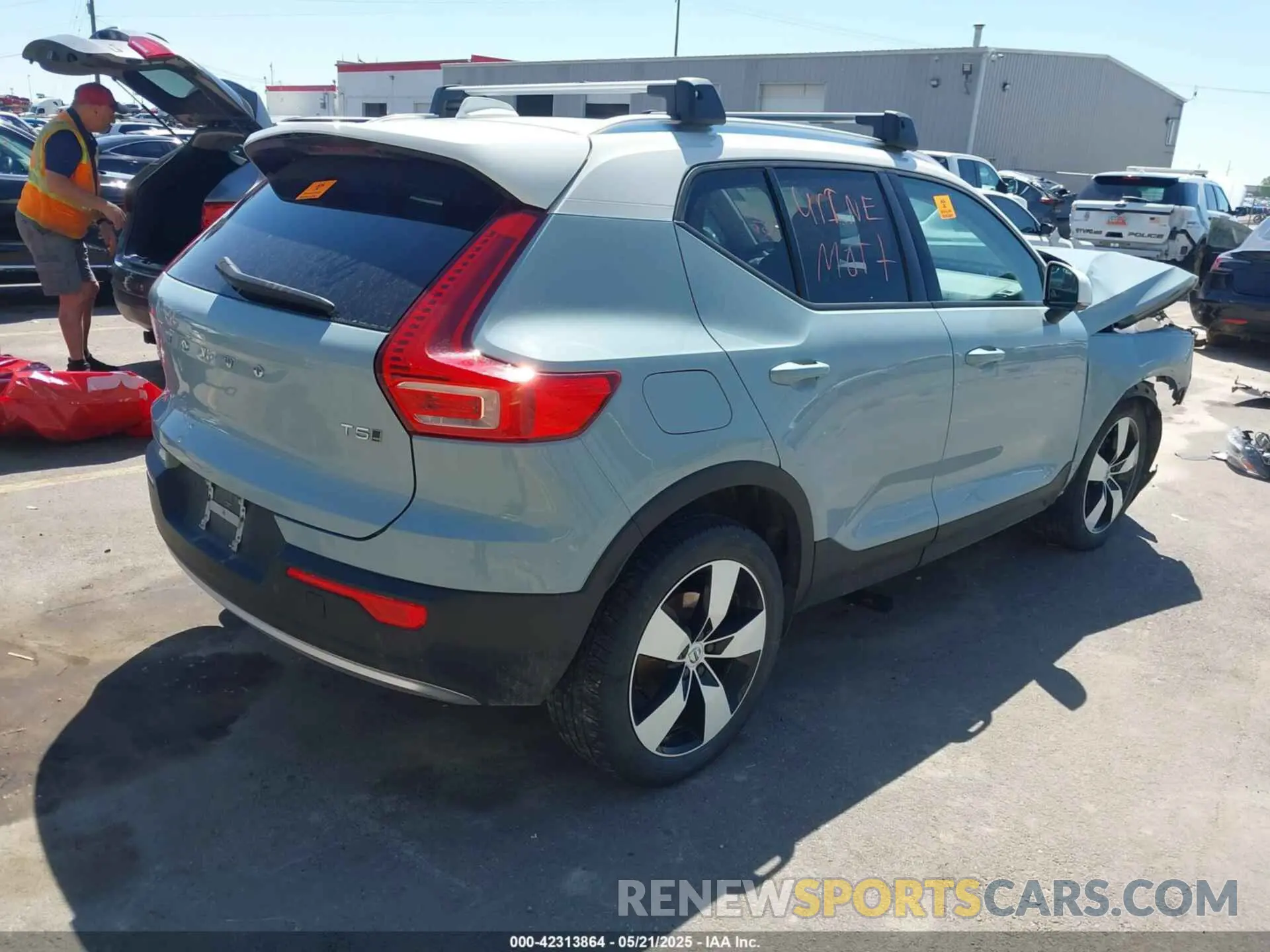 4 Photograph of a damaged car YV4162UK6K2146899 VOLVO XC40 2019