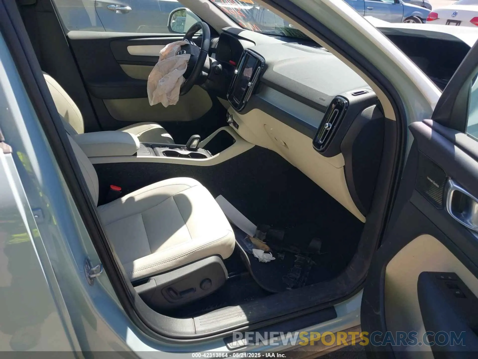 5 Photograph of a damaged car YV4162UK6K2146899 VOLVO XC40 2019